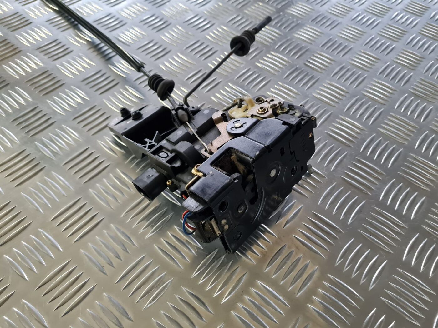 Priekšējo labo durvju slēdzene priekš VW GOLF IV 1999 5 Priekšējo labo durvju slēdzene priekš VW GOLF IV 1999