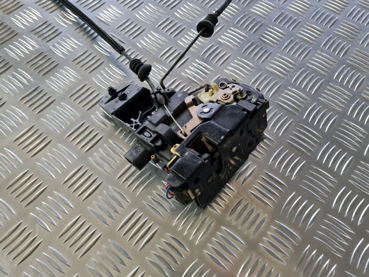 Priekšējo labo durvju slēdzene priekš VW GOLF IV 1999 3 Priekšējo labo durvju slēdzene priekš VW GOLF IV 1999