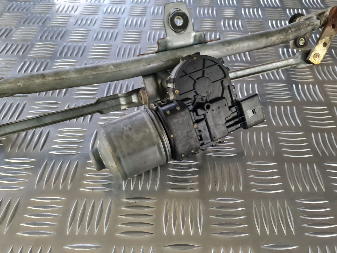 Vējstikla tīrīšanas mehānisms priekš VW GOLF IV 1999