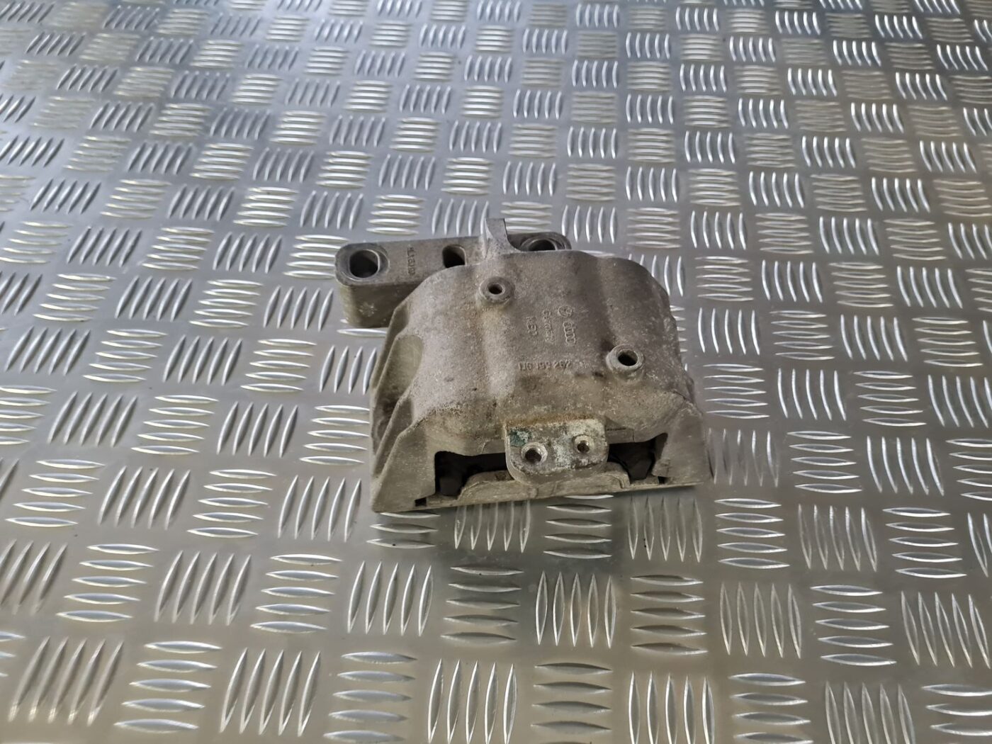 Dzinēja spilvens priekš VW GOLF IV 1999 2 Dzinēja spilvens priekš VW GOLF IV 1999