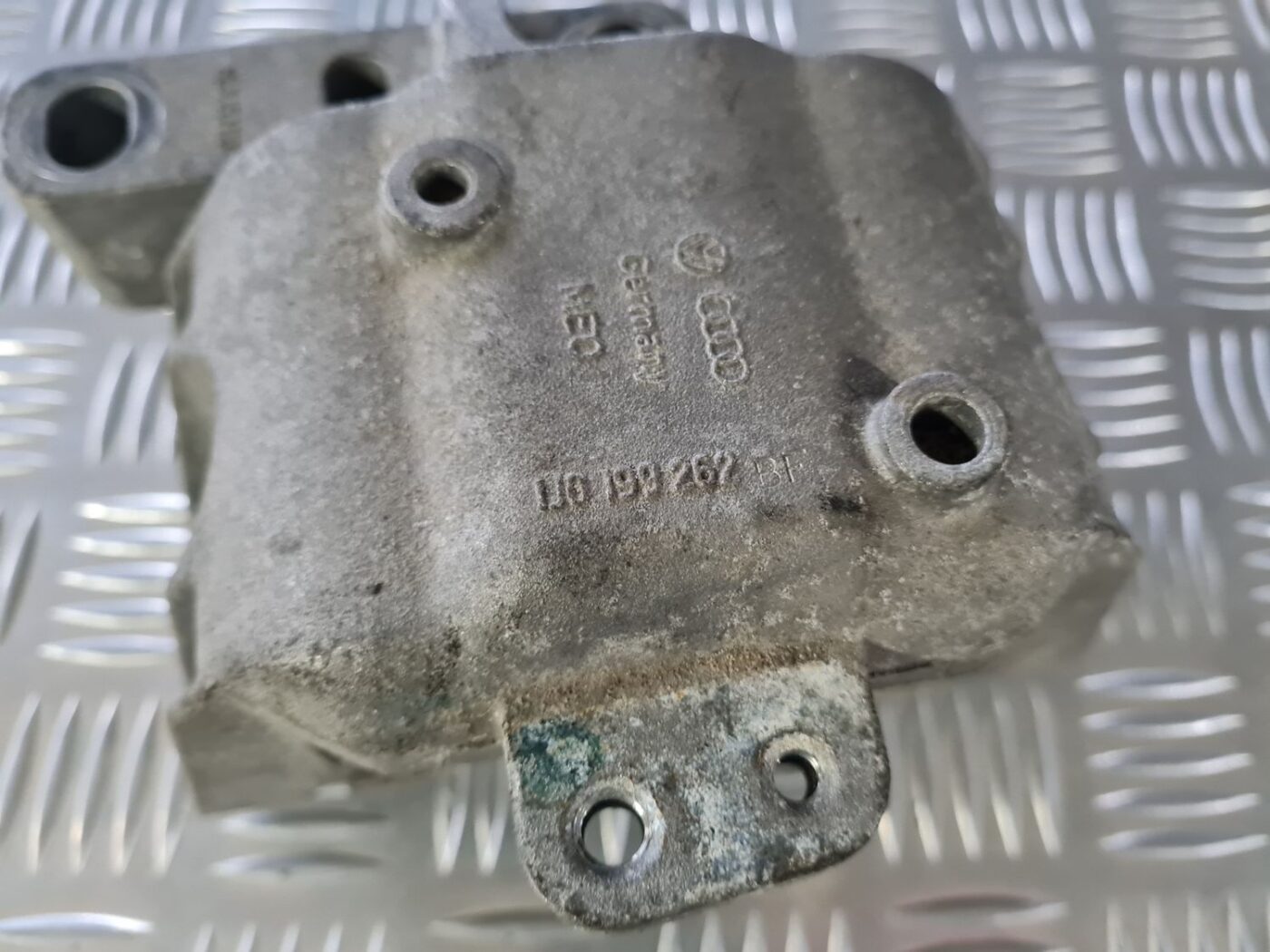 Dzinēja spilvens priekš VW GOLF IV 1999 6 Dzinēja spilvens priekš VW GOLF IV 1999