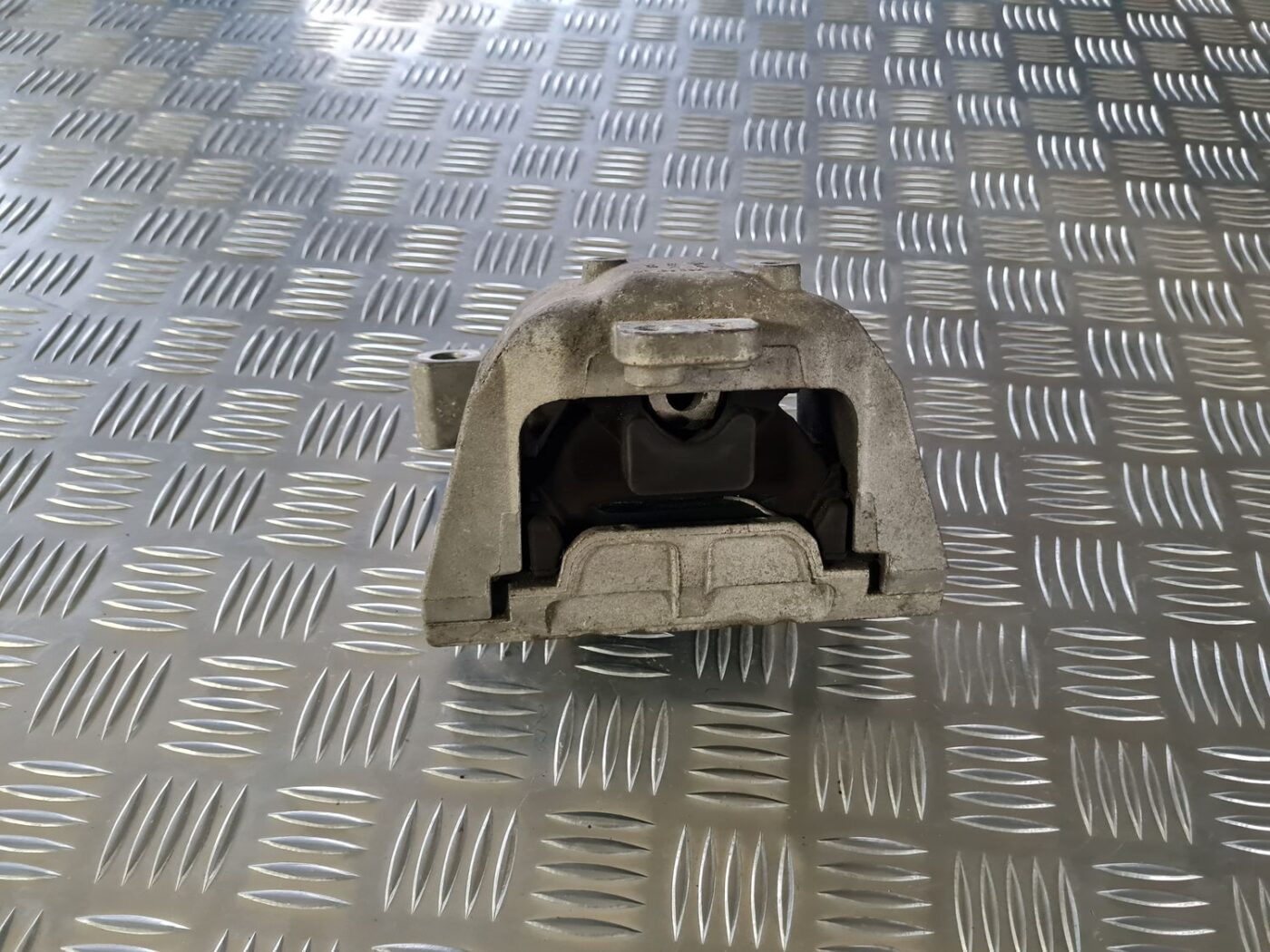 Dzinēja spilvens priekš VW GOLF IV 1999 5 Dzinēja spilvens priekš VW GOLF IV 1999