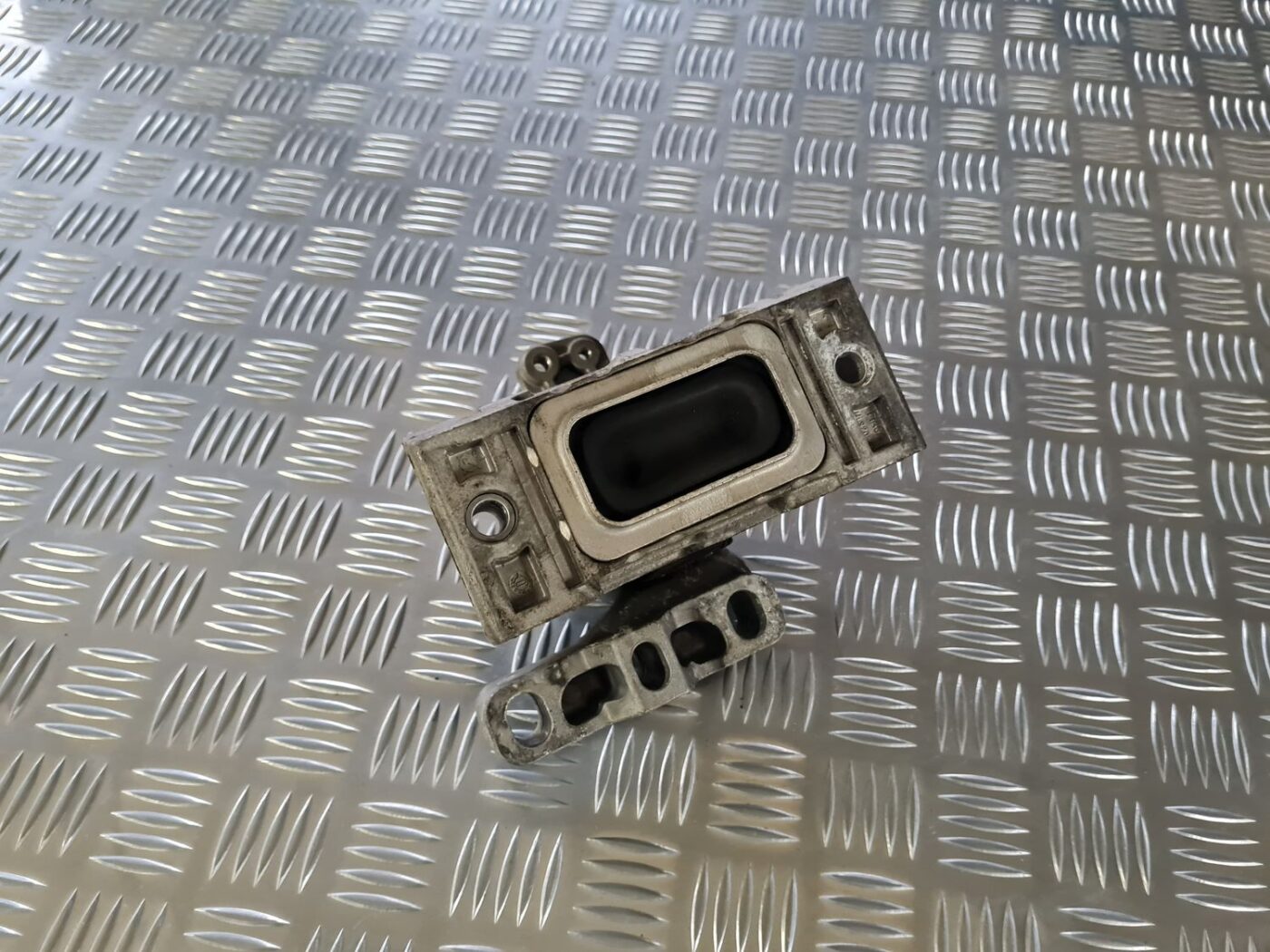 Dzinēja spilvens priekš VW GOLF IV 1999 4 Dzinēja spilvens priekš VW GOLF IV 1999