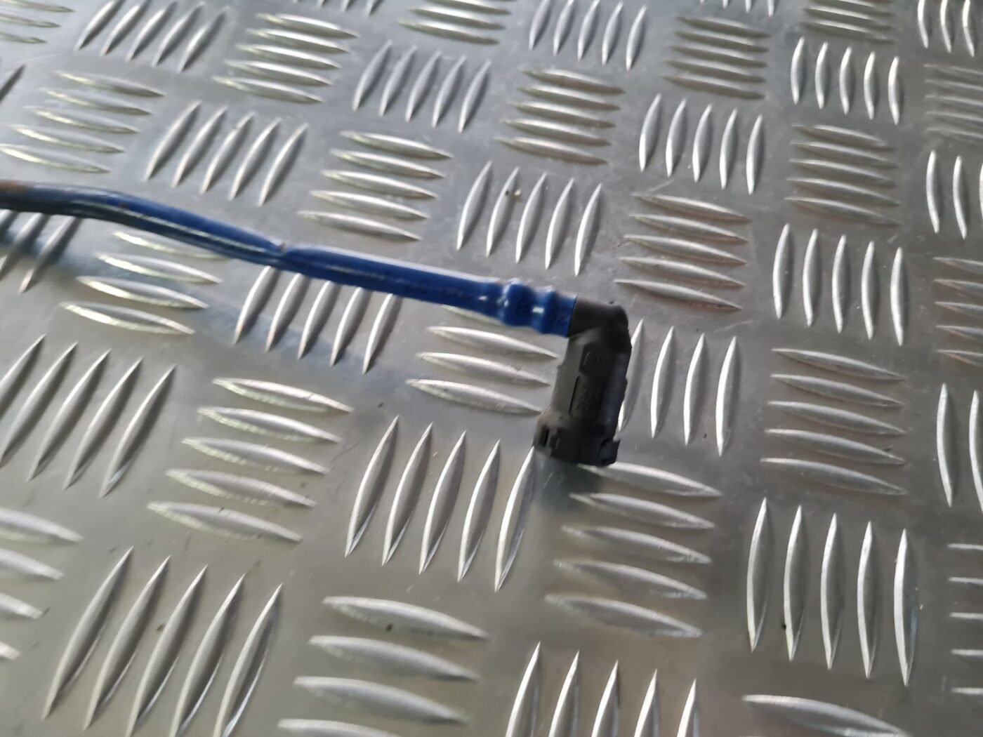 Degvielas caurule priekš VW GOLF IV 1999 2 Degvielas caurule priekš VW GOLF IV 1999