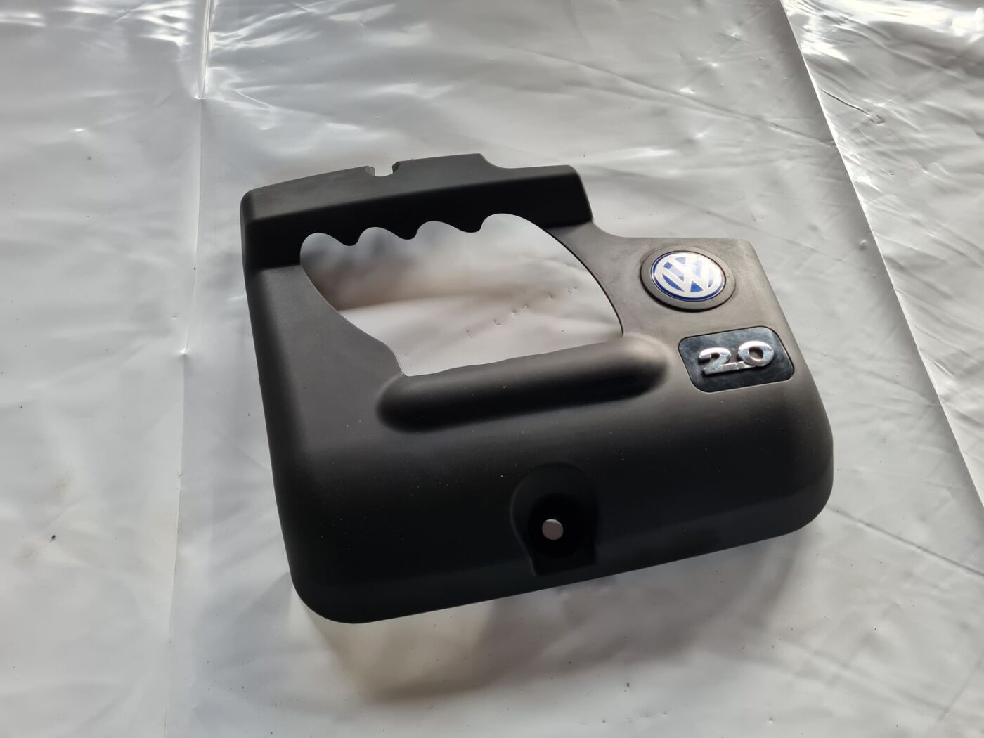 Dzinēja dekoratīvais vāks priekš VW GOLF IV 1999 1 Dzinēja dekoratīvais vāks priekš VW GOLF IV 1999