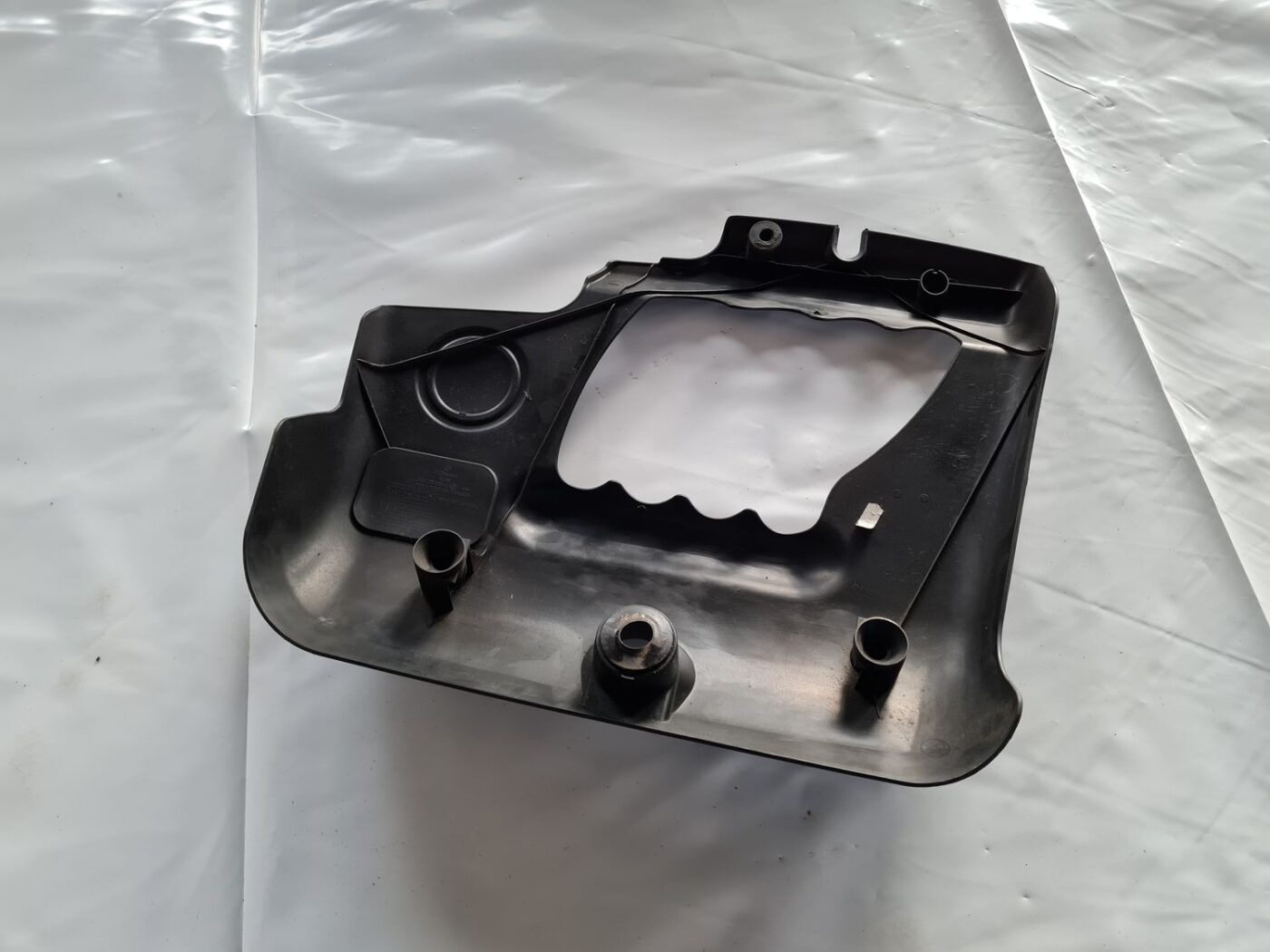 Dzinēja dekoratīvais vāks priekš VW GOLF IV 1999 2 Dzinēja dekoratīvais vāks priekš VW GOLF IV 1999