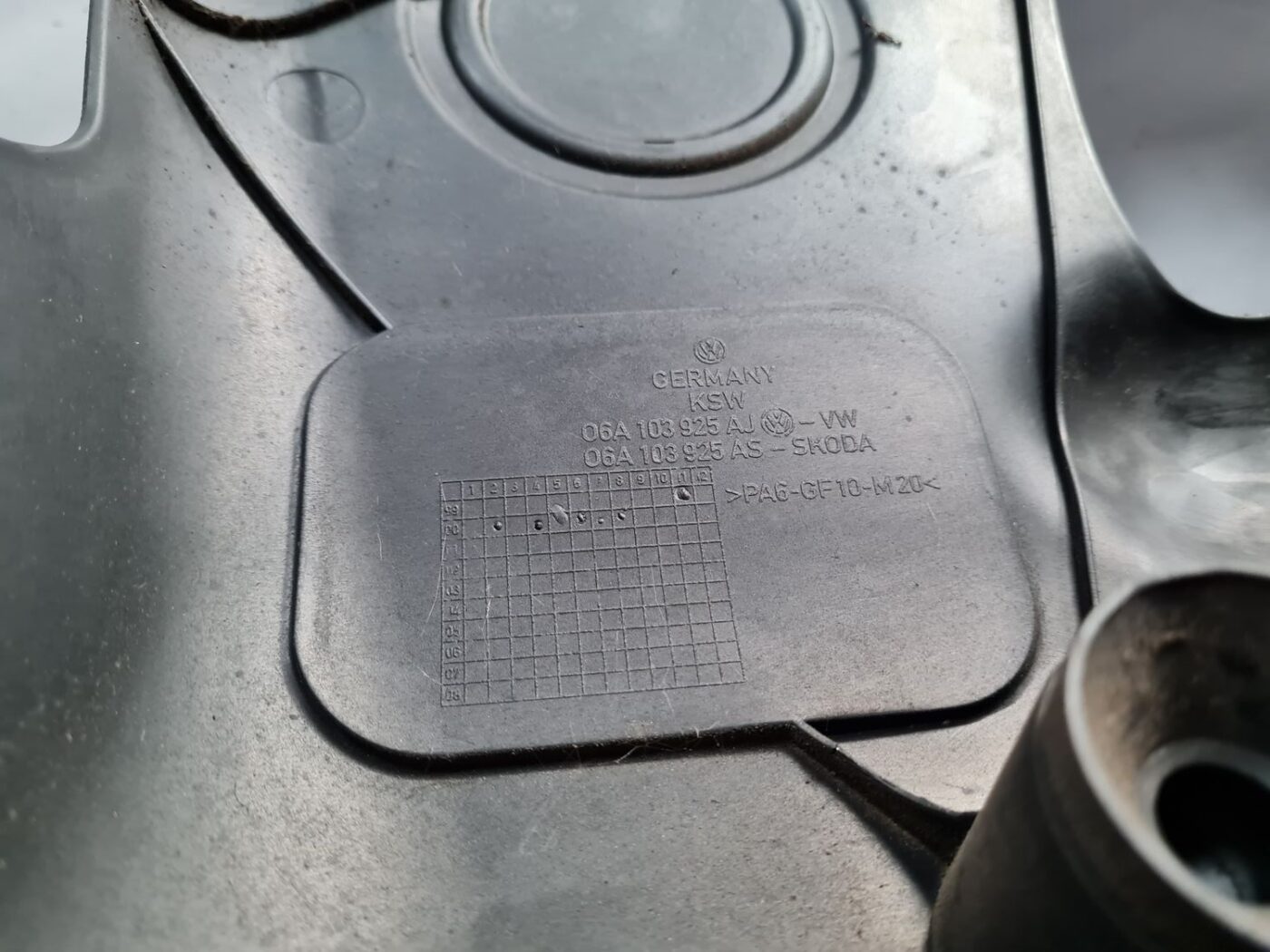 Dzinēja dekoratīvais vāks priekš VW GOLF IV 1999 3 Dzinēja dekoratīvais vāks priekš VW GOLF IV 1999