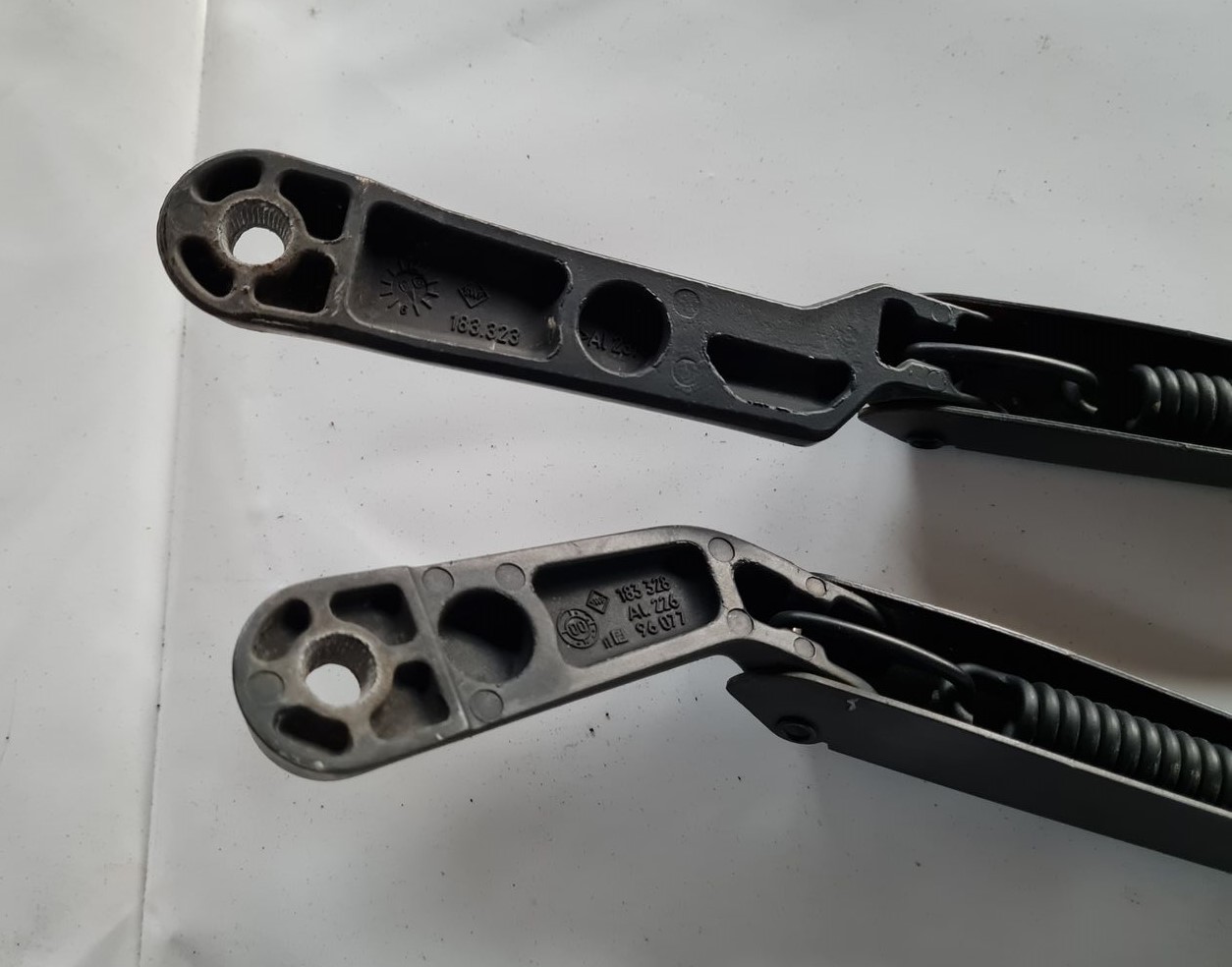 Vējstikla slotu turētāju komplekts priekš VW GOLF IV 1999