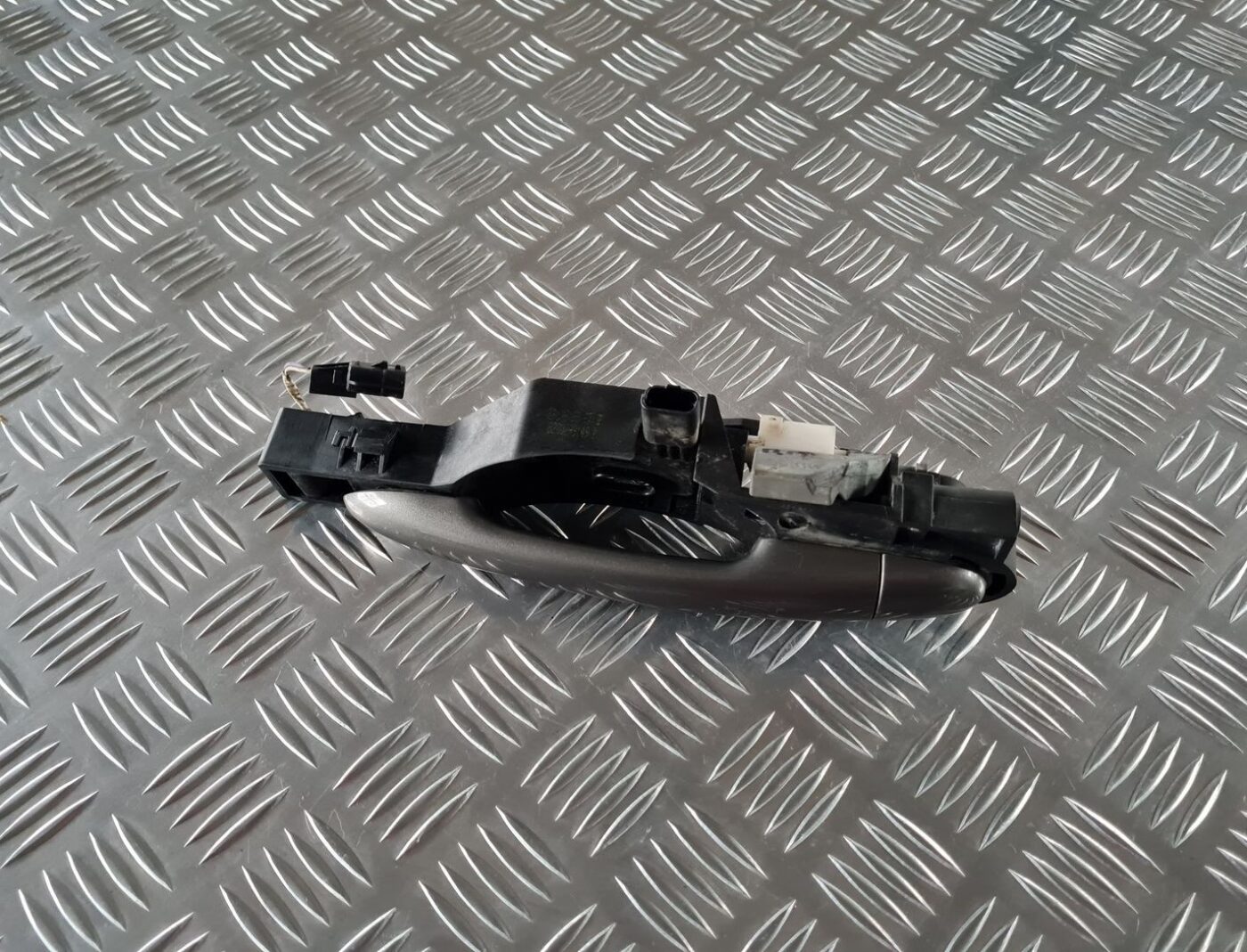 Priekšējāis labais durvju rokturis priekš RENAULT LAGUNA 2008