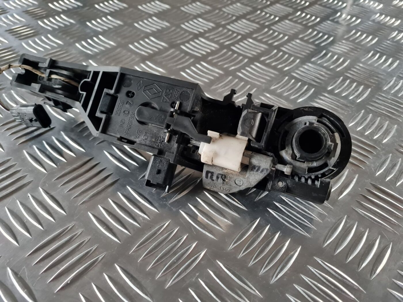 Priekšējāis labais durvju rokturis priekš RENAULT LAGUNA 2008