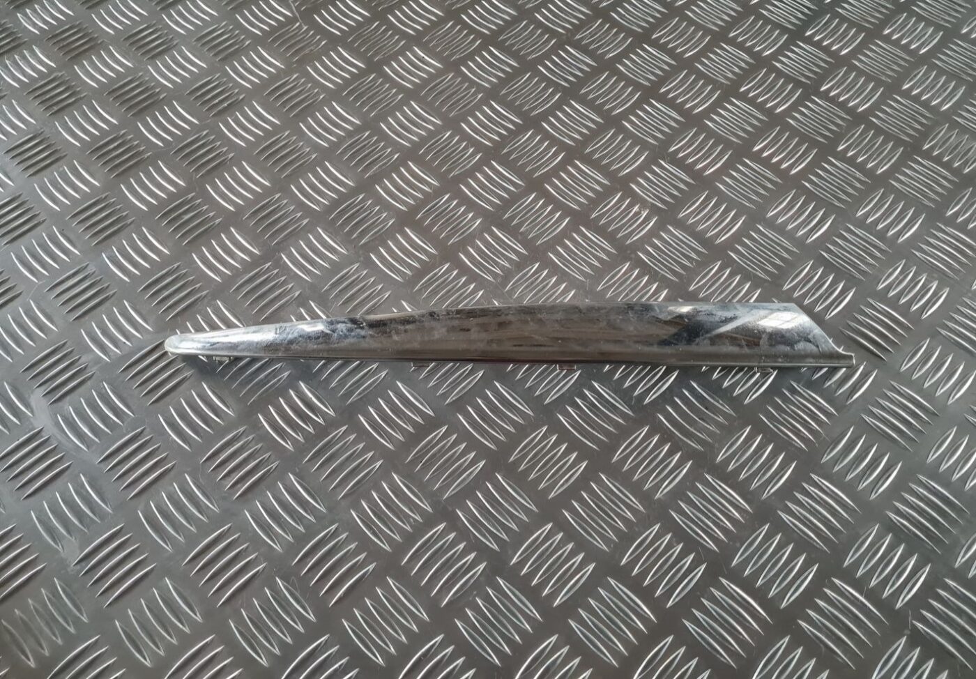 Priekšējā režģa hromēta uzlika priekš RENAULT LAGUNA 2008 1 Priekšējā režģa hromēta uzlika priekš RENAULT LAGUNA 2008