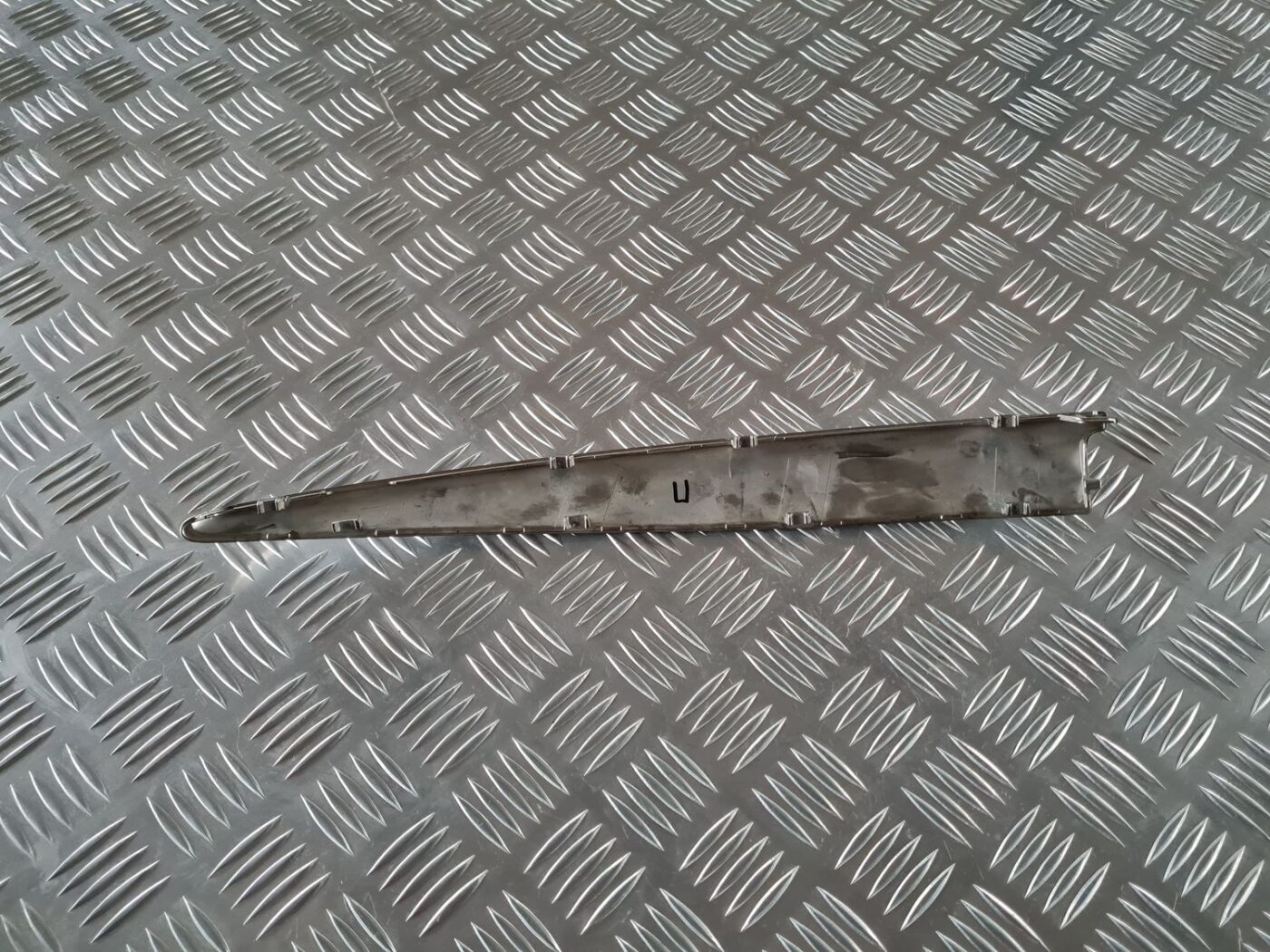 Priekšējā režģa hromēta uzlika priekš RENAULT LAGUNA 2008 2 Priekšējā režģa hromēta uzlika priekš RENAULT LAGUNA 2008