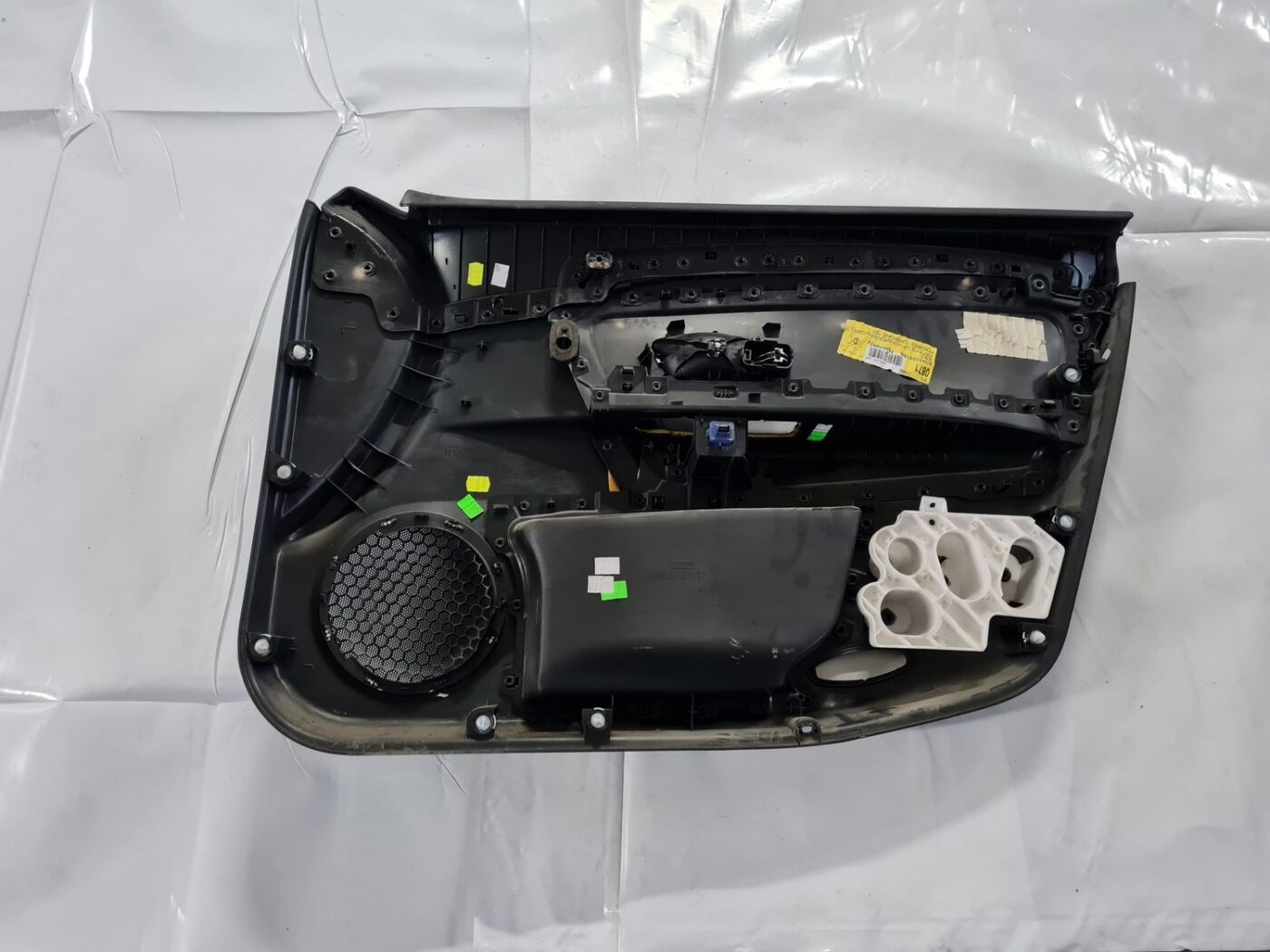 Priekšējo kreiso durvju apdare priekš RENAULT LAGUNA 2008