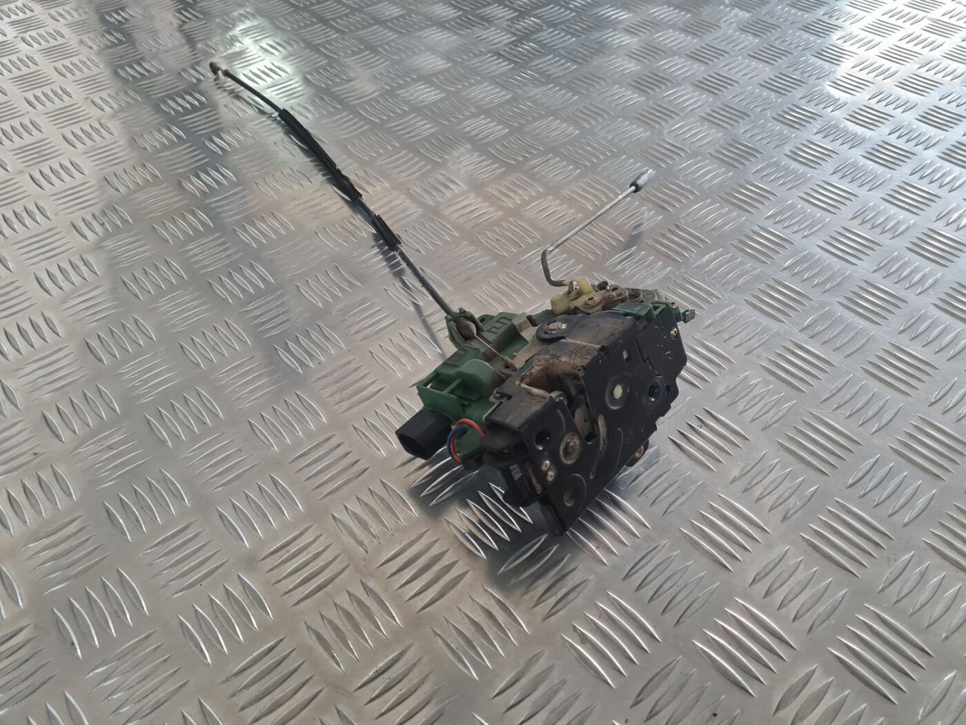 Priekšējo labo durvju slēdzene priekš SKODA OCTAVIA 2002 1 Priekšējo labo durvju slēdzene priekš SKODA OCTAVIA 2002