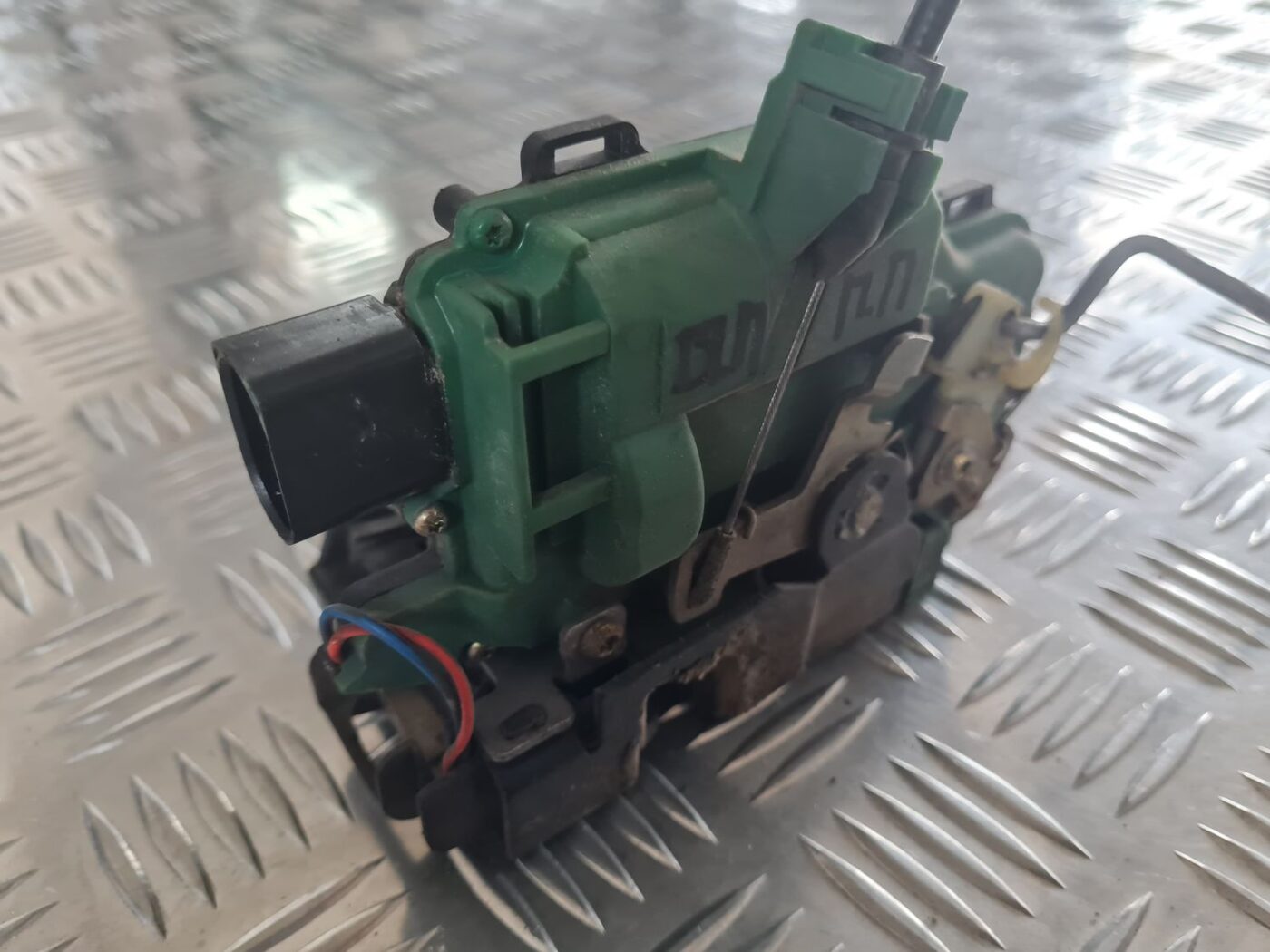 Priekšējo labo durvju slēdzene priekš SKODA OCTAVIA 2002 6 Priekšējo labo durvju slēdzene priekš SKODA OCTAVIA 2002