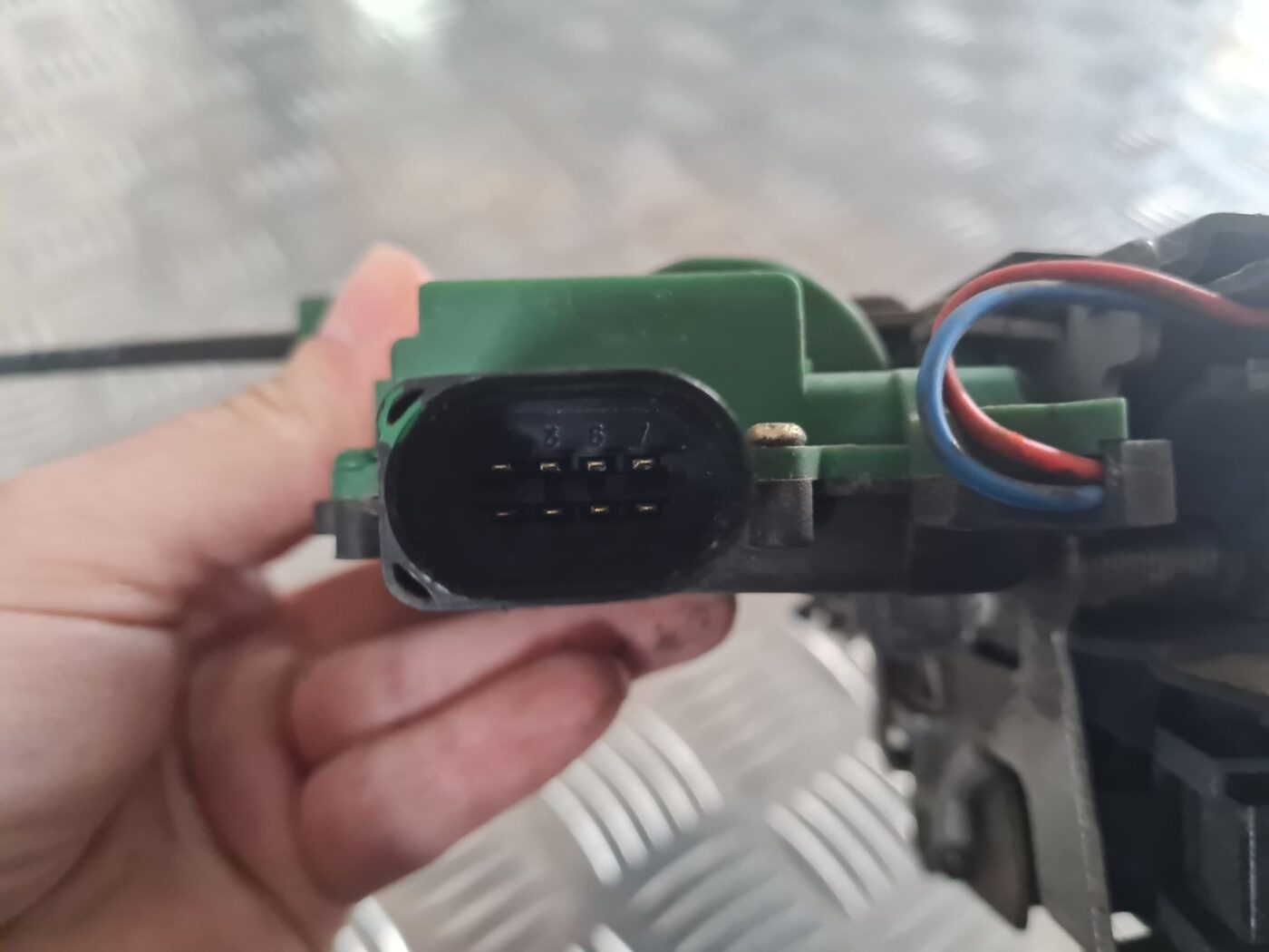 Priekšējo labo durvju slēdzene priekš SKODA OCTAVIA 2002 5 Priekšējo labo durvju slēdzene priekš SKODA OCTAVIA 2002