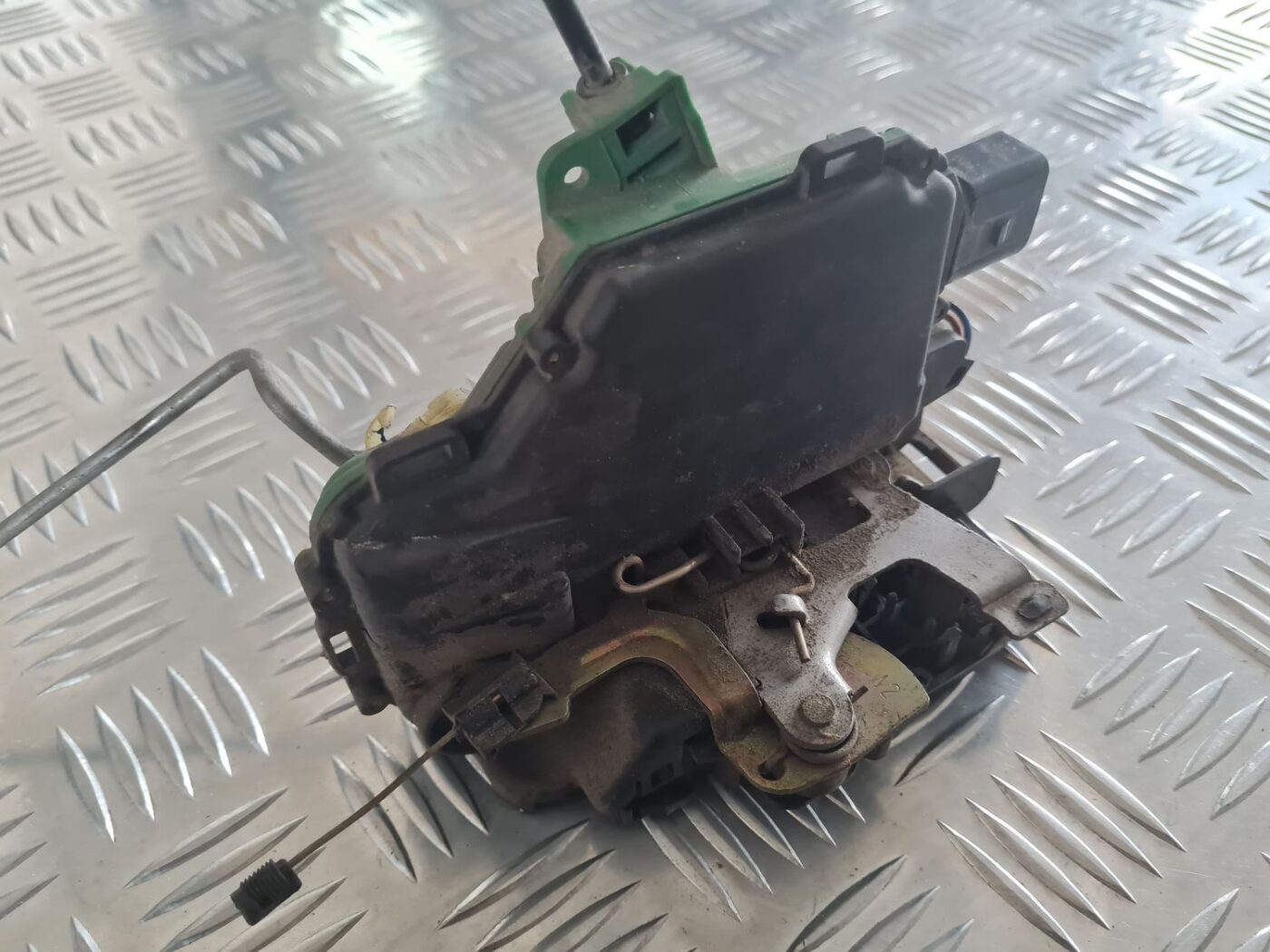 Priekšējo labo durvju slēdzene priekš SKODA OCTAVIA 2002 4 Priekšējo labo durvju slēdzene priekš SKODA OCTAVIA 2002