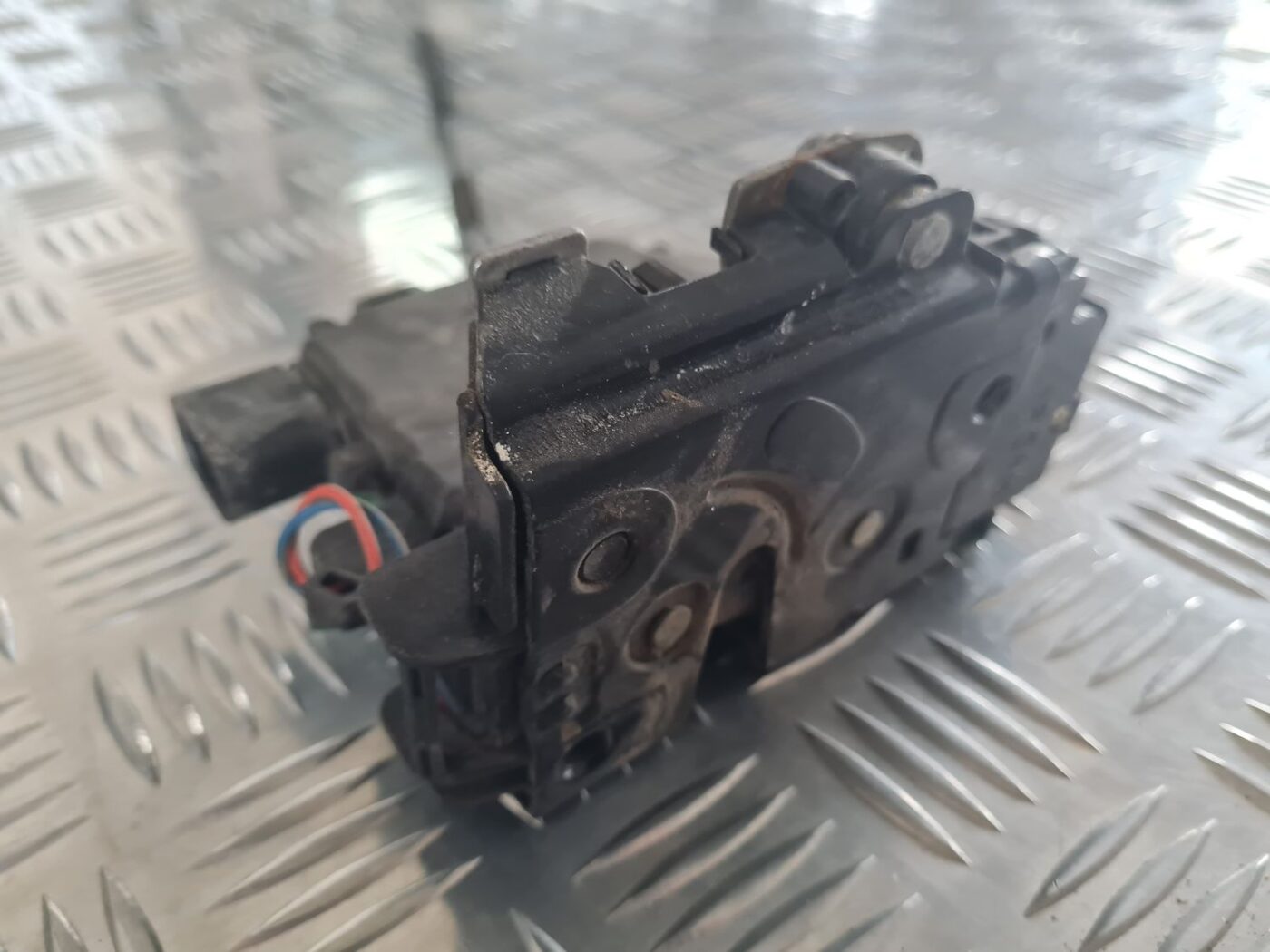 Priekšējo kreiso durvju slēdzene priekš SKODA OCTAVIA 2002 2 Priekšējo kreiso durvju slēdzene priekš SKODA OCTAVIA 2002