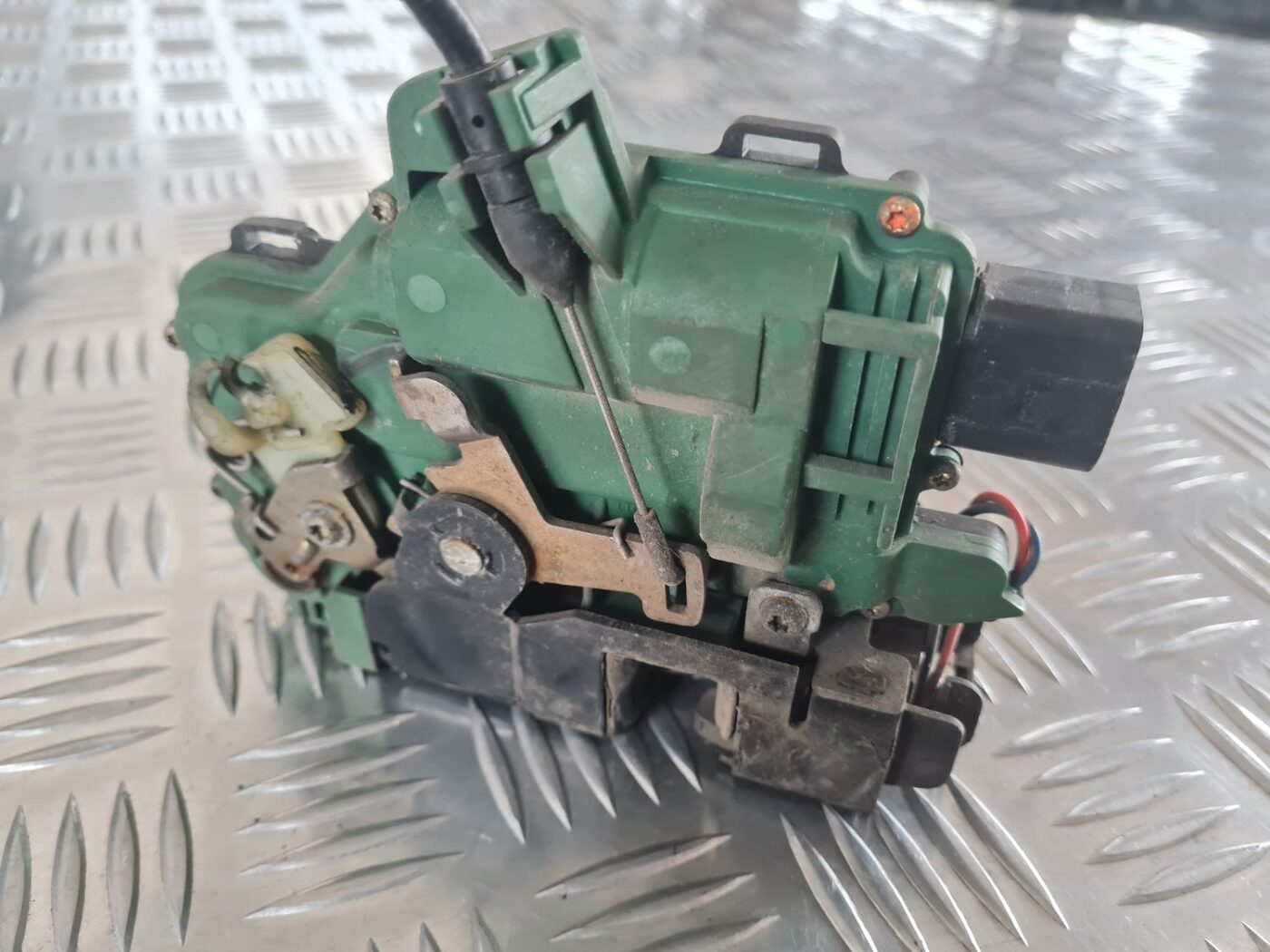 Priekšējo kreiso durvju slēdzene priekš SKODA OCTAVIA 2002 3 Priekšējo kreiso durvju slēdzene priekš SKODA OCTAVIA 2002