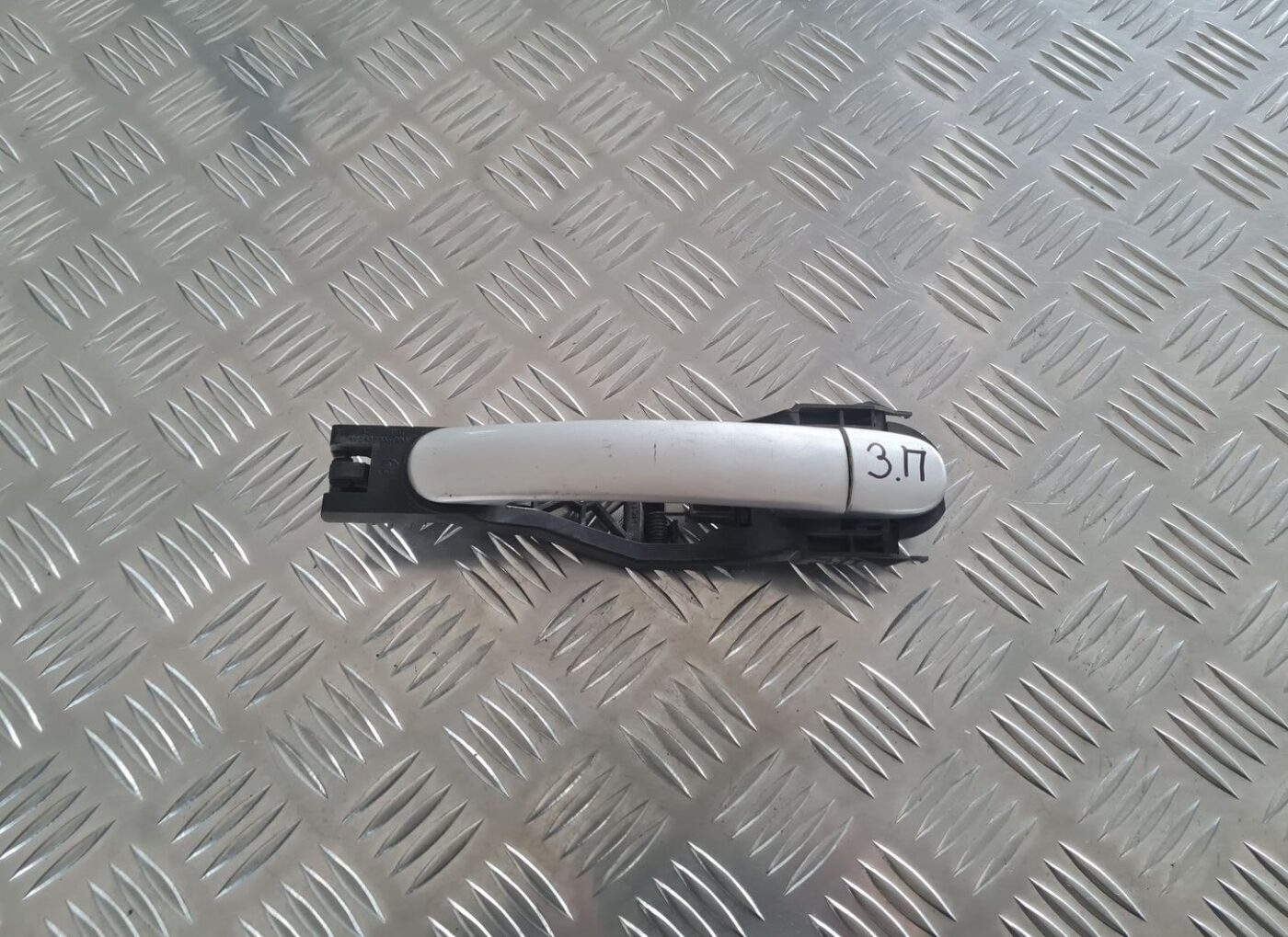 Aizmugurējāis labais durvju rokturis priekš SKODA OCTAVIA 2002 1 Aizmugurējāis labais durvju rokturis priekš SKODA OCTAVIA 2002