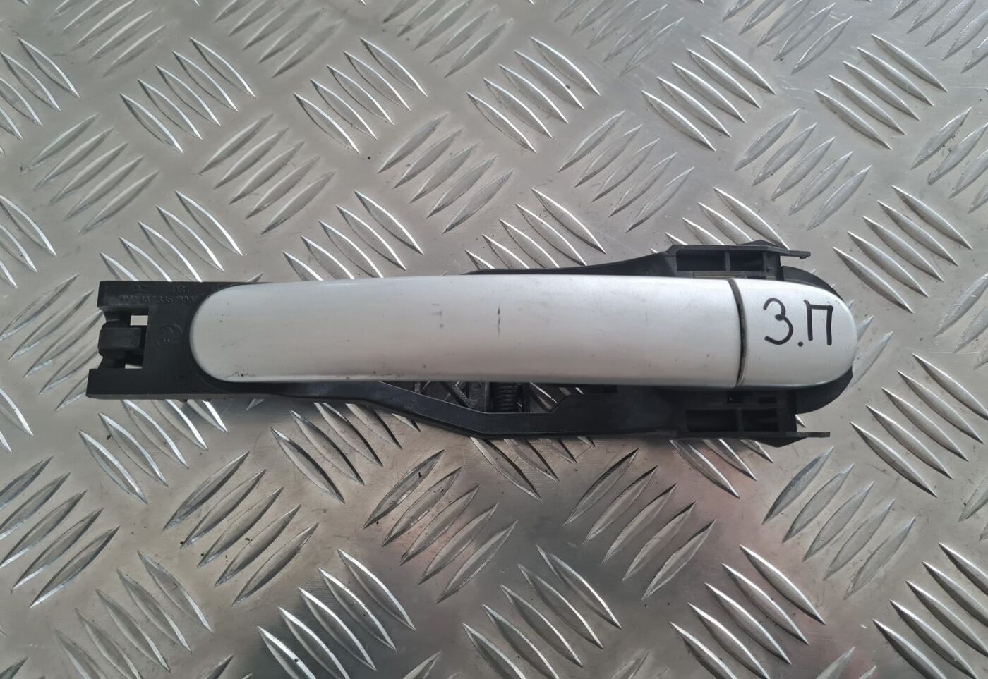 Aizmugurējāis labais durvju rokturis priekš SKODA OCTAVIA 2002 2 Aizmugurējāis labais durvju rokturis priekš SKODA OCTAVIA 2002