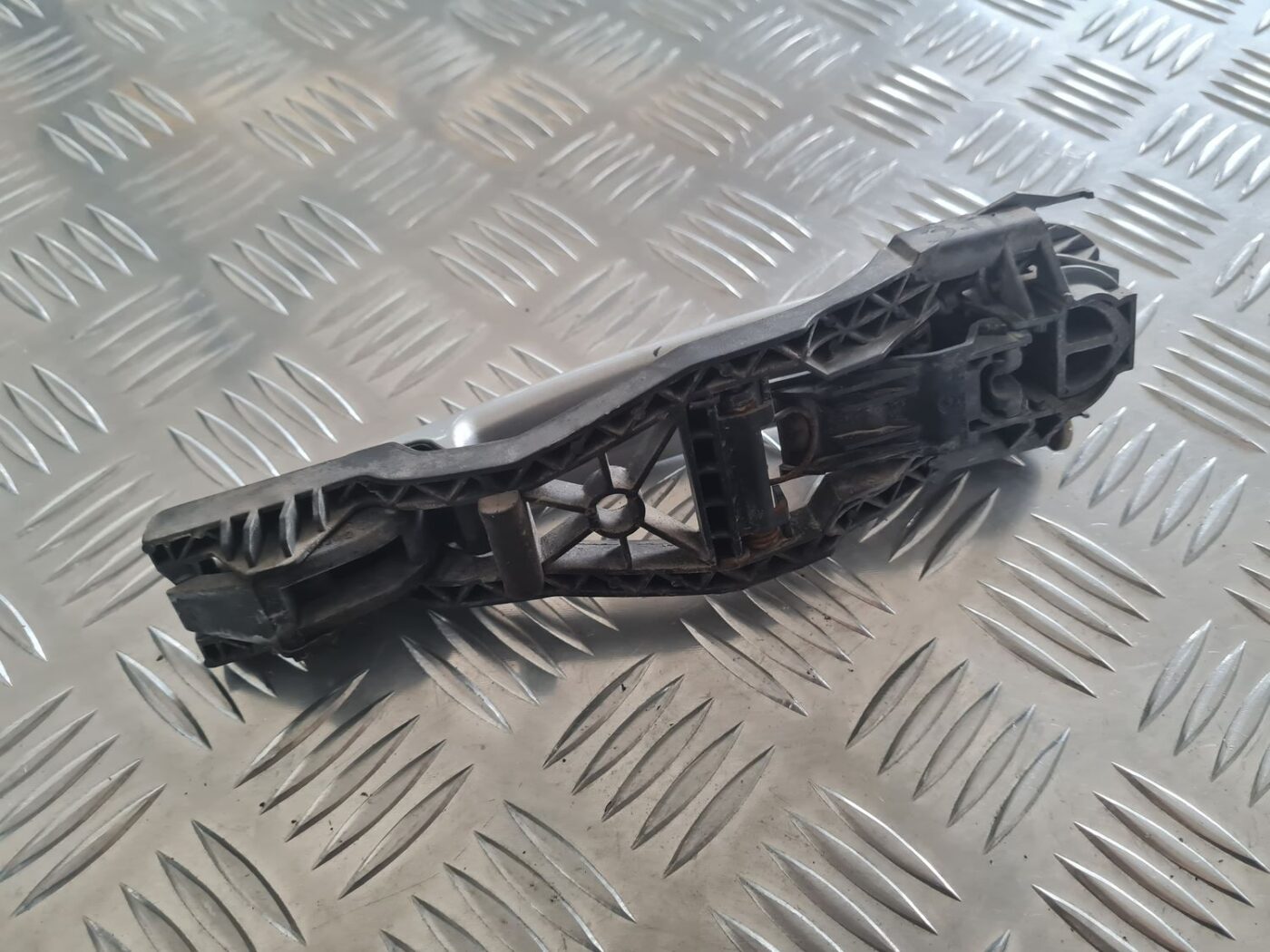 Aizmugurējāis labais durvju rokturis priekš SKODA OCTAVIA 2002 4 Aizmugurējāis labais durvju rokturis priekš SKODA OCTAVIA 2002