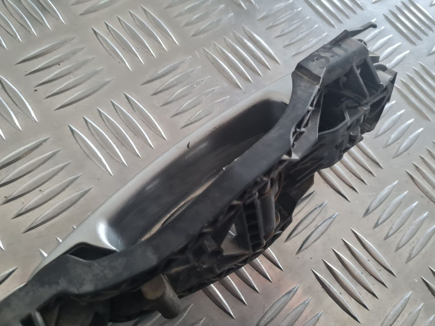 Aizmugurējāis labais durvju rokturis priekš SKODA OCTAVIA 2002 3 Aizmugurējāis labais durvju rokturis priekš SKODA OCTAVIA 2002