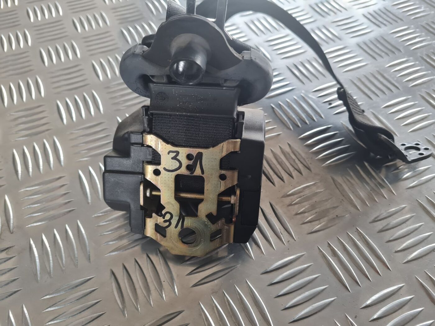 Aizmugurējā kreisa drošības josta priekš SKODA OCTAVIA 2002 5 Aizmugurējā kreisa drošības josta priekš SKODA OCTAVIA 2002