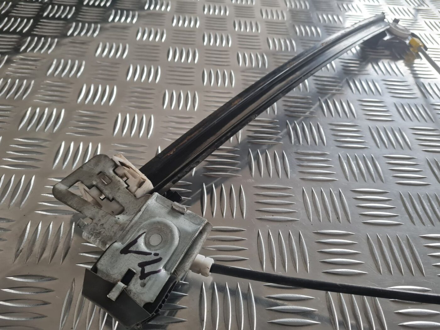 Stikla pacelšanas mehānisms priekšējais kreisais priekš SKODA OCTAVIA 2002 7 Stikla pacelšanas mehānisms priekšējais kreisais priekš SKODA OCTAVIA 2002