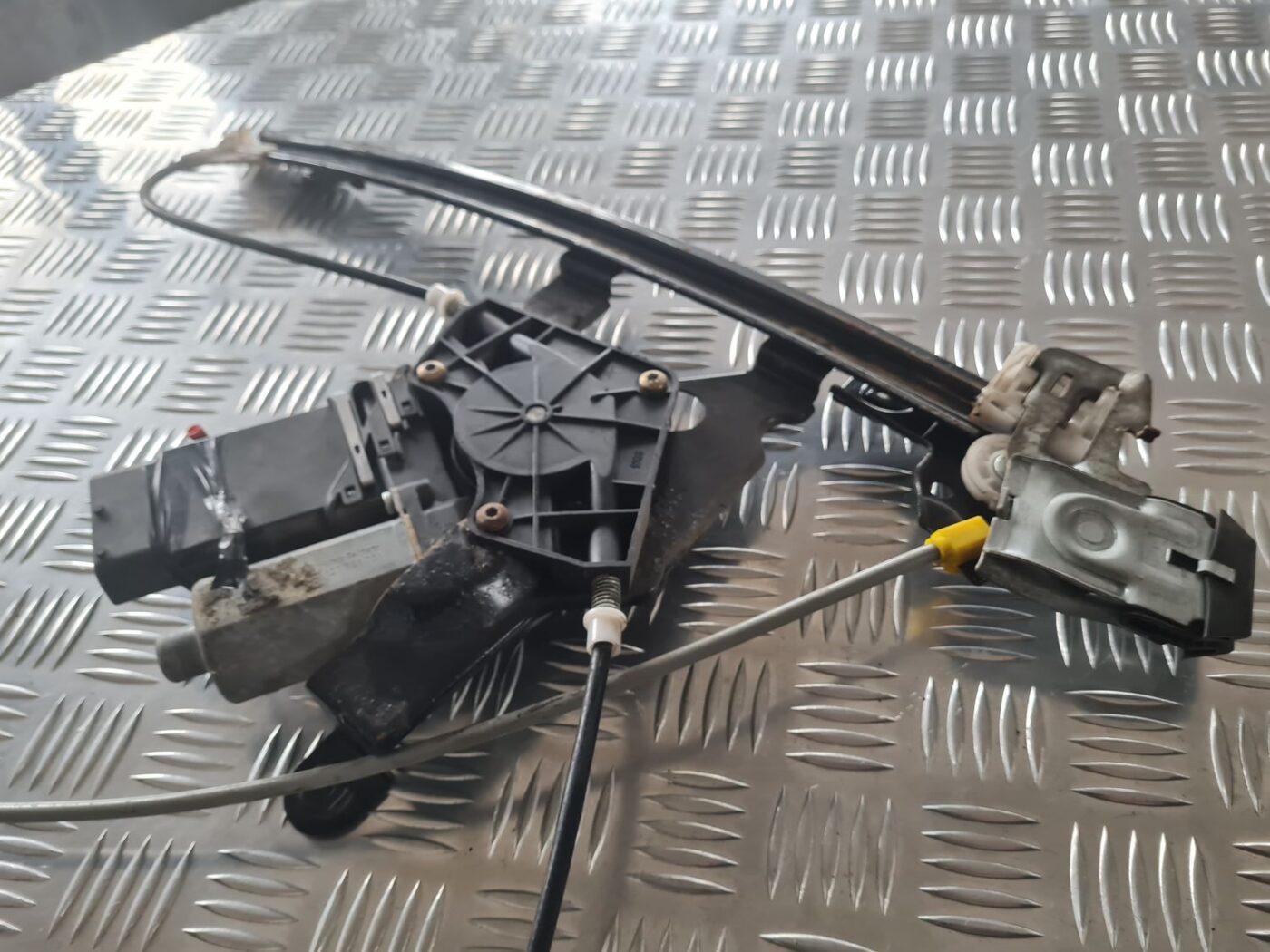 Stikla pacelšanas mehānisms priekšējais kreisais priekš SKODA OCTAVIA 2002 6 Stikla pacelšanas mehānisms priekšējais kreisais priekš SKODA OCTAVIA 2002