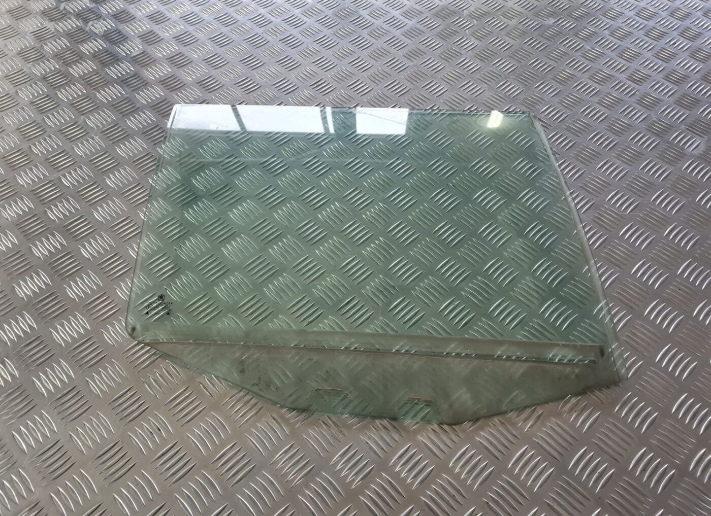 Aizmugurējo labo durvju stikls priekš SKODA OCTAVIA 2002