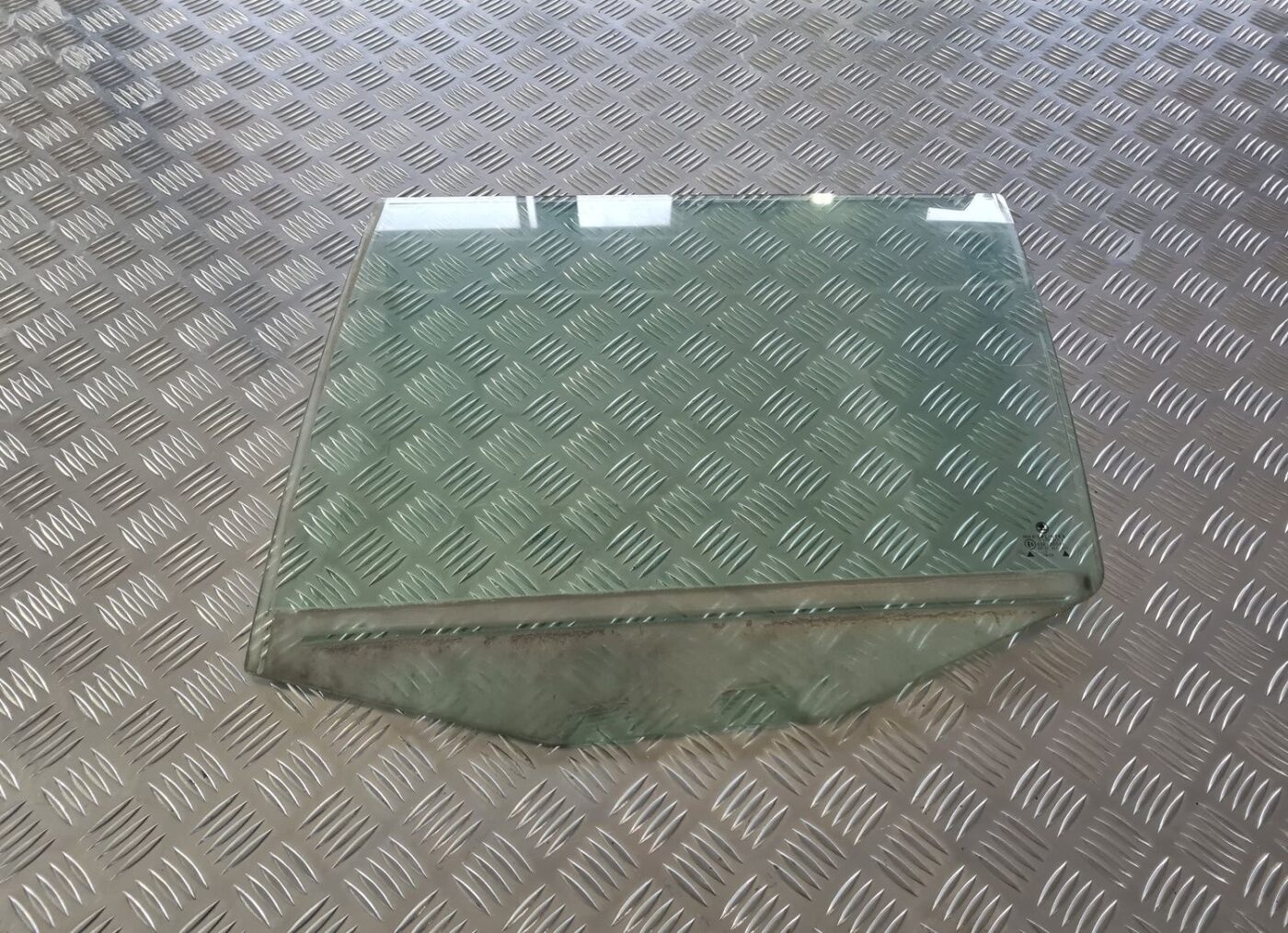 Aizmugurējo kreiso durvju stikls priekš SKODA OCTAVIA 2002 1 Aizmugurējo kreiso durvju stikls priekš SKODA OCTAVIA 2002