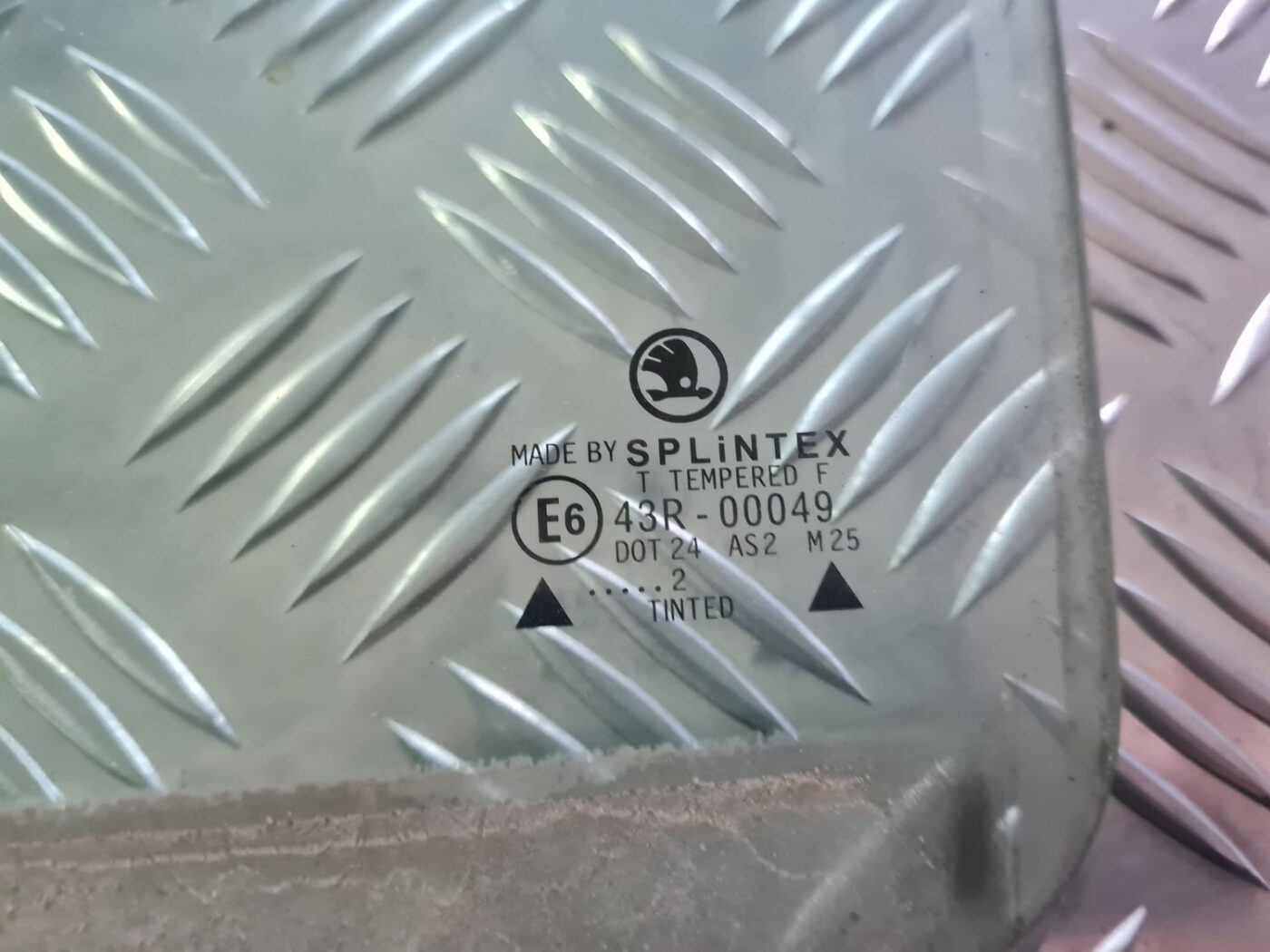 Aizmugurējo kreiso durvju stikls priekš SKODA OCTAVIA 2002 2 Aizmugurējo kreiso durvju stikls priekš SKODA OCTAVIA 2002