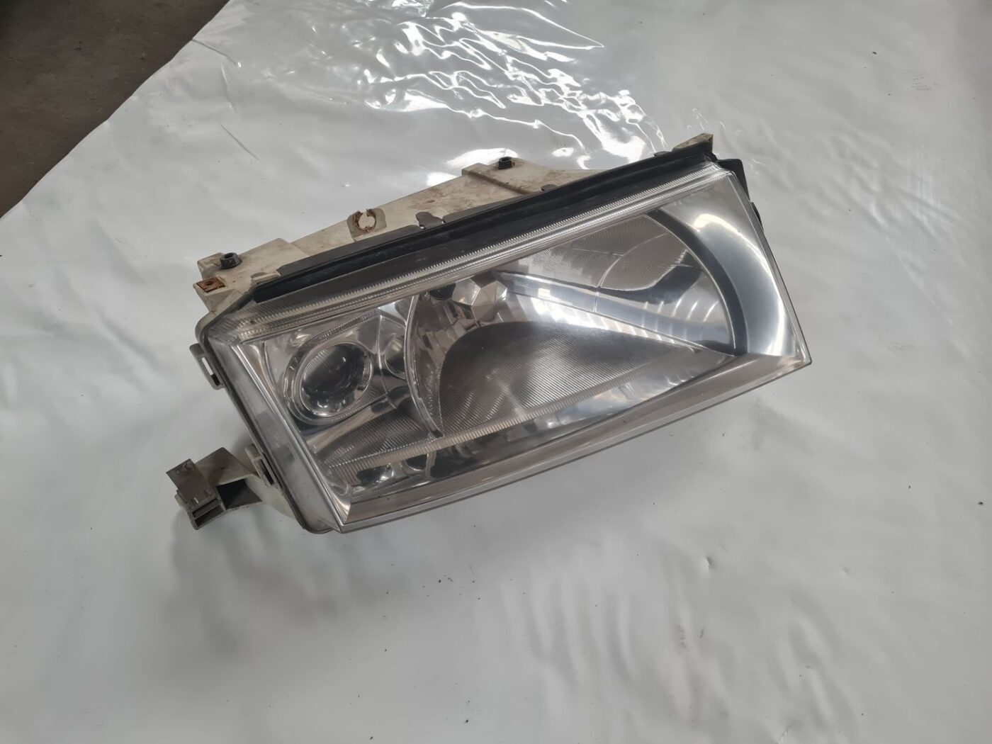 Priekšējais labais lukturis priekš SKODA OCTAVIA 2002