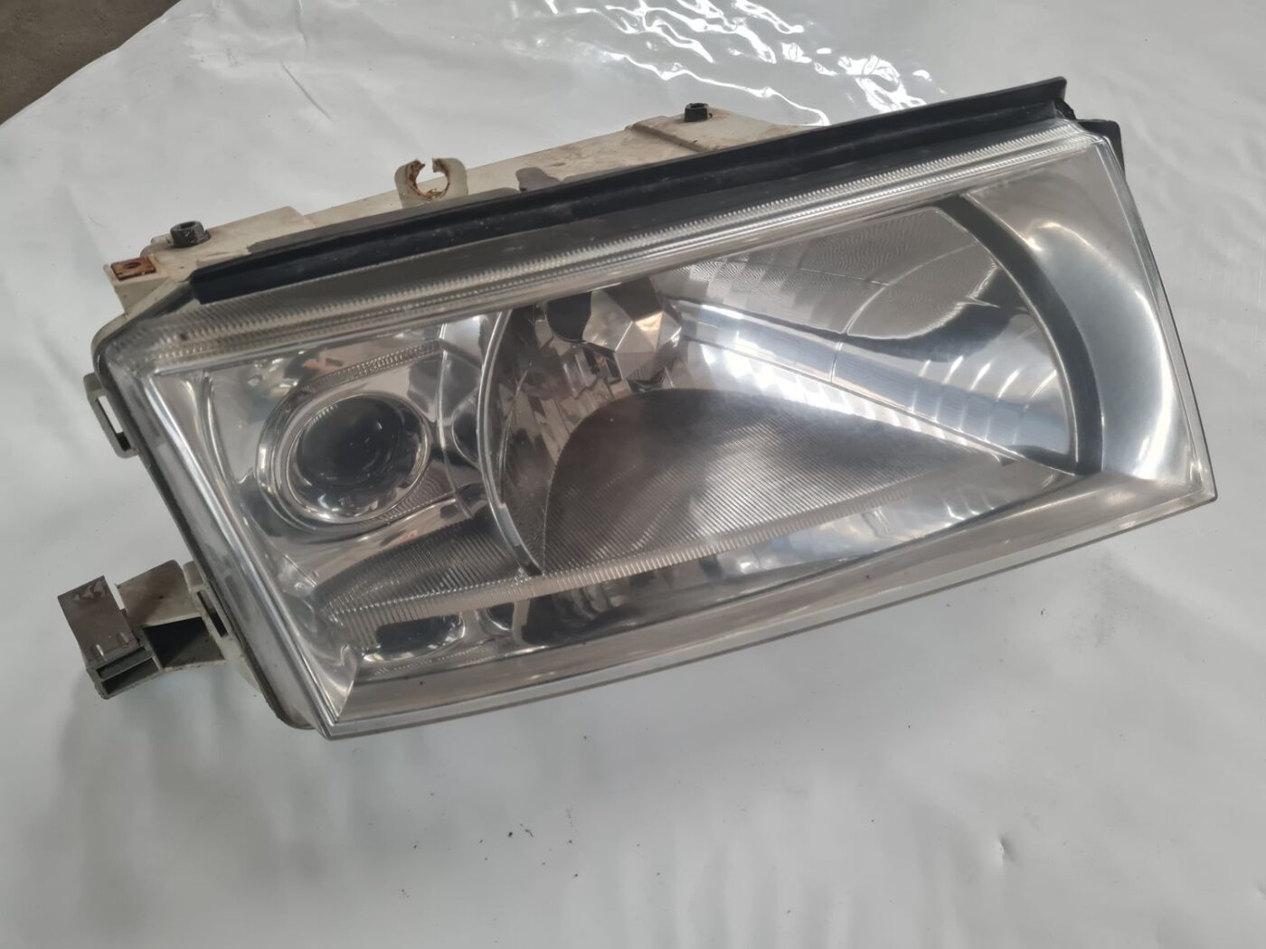 Priekšējais labais lukturis priekš SKODA OCTAVIA 2002