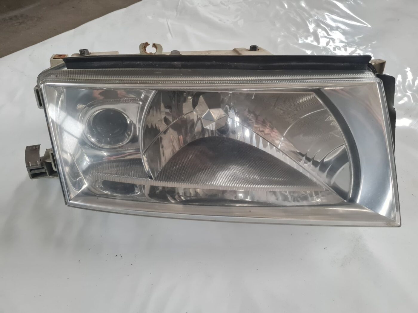 Priekšējais labais lukturis priekš SKODA OCTAVIA 2002