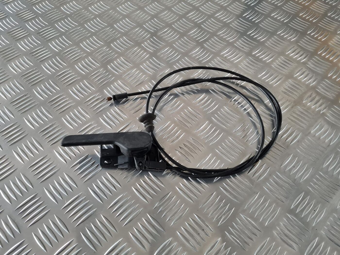 Pārsega atveršanas rokturis salonā priekš ŠKODA FABIA 2003 1 Pārsega atveršanas rokturis salonā priekš ŠKODA FABIA 2003