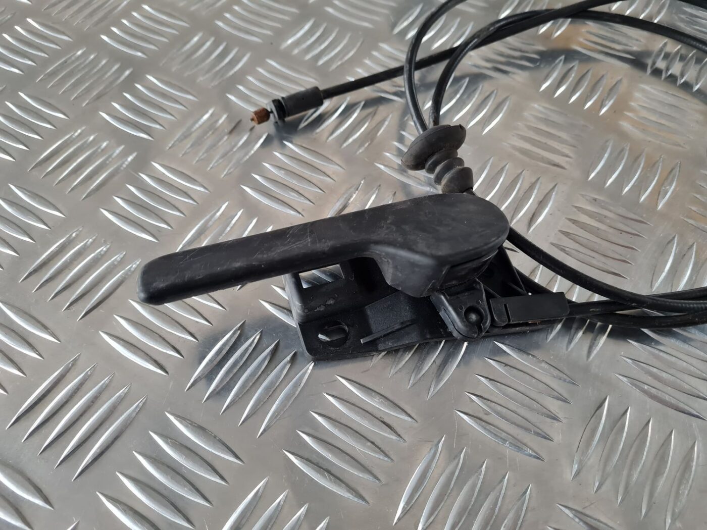 Pārsega atveršanas rokturis salonā priekš ŠKODA FABIA 2003 2 Pārsega atveršanas rokturis salonā priekš ŠKODA FABIA 2003