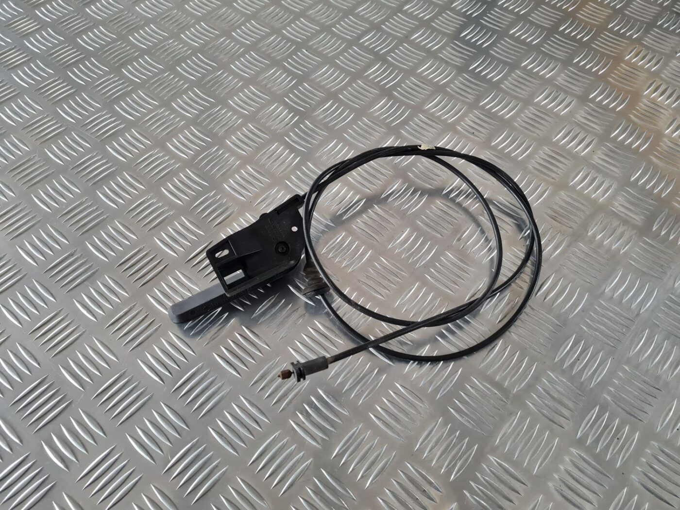 Pārsega atveršanas rokturis salonā priekš ŠKODA FABIA 2003 4 Pārsega atveršanas rokturis salonā priekš ŠKODA FABIA 2003