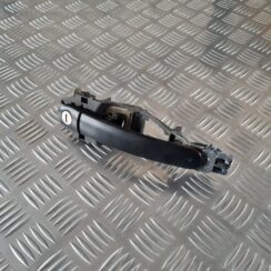 Priekšējāis kreisais durvju rokturis priekš ŠKODA FABIA 2003