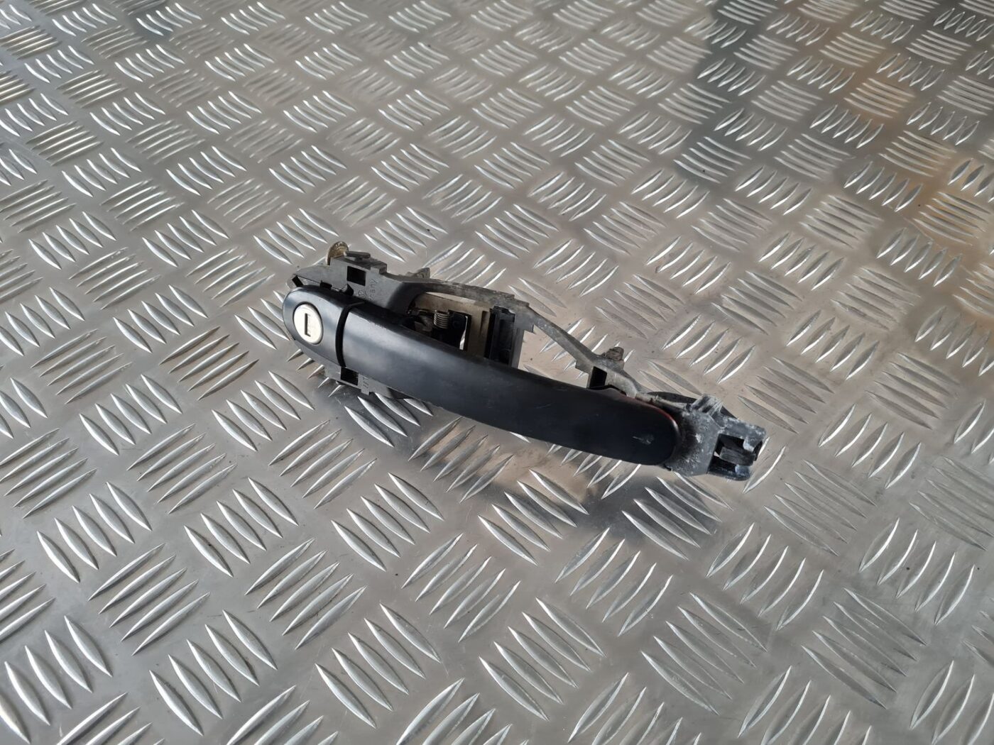 Priekšējāis kreisais durvju rokturis priekš ŠKODA FABIA 2003