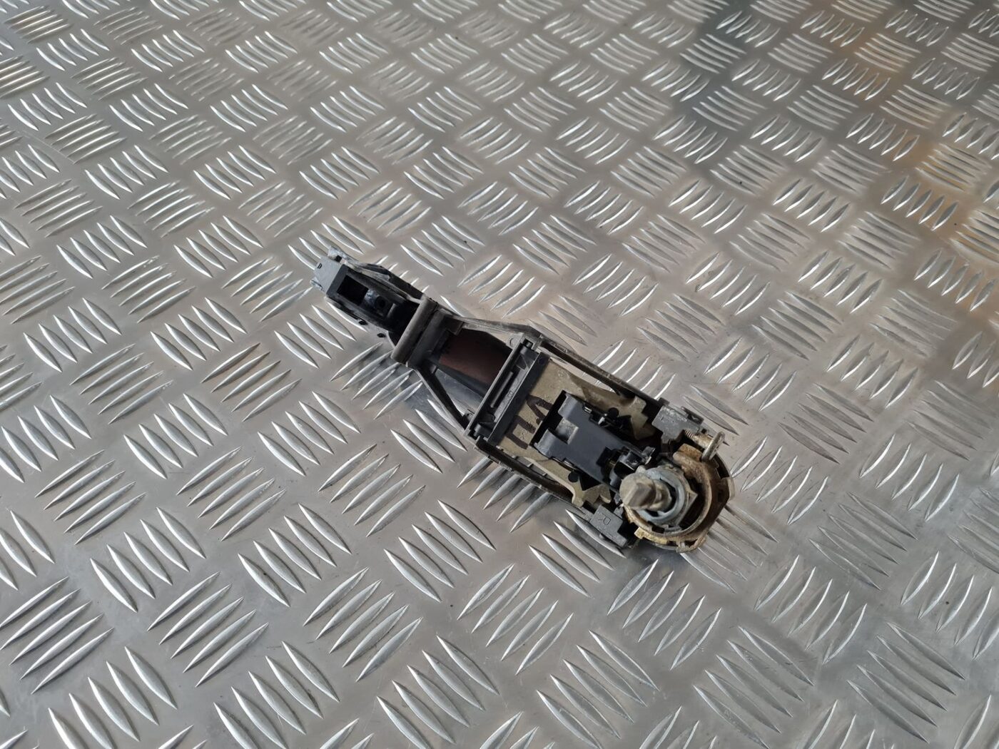 Priekšējāis kreisais durvju rokturis priekš ŠKODA FABIA 2003