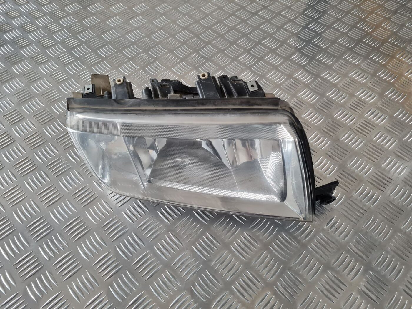 Priekšējais labais lukturis priekš ŠKODA FABIA 2003