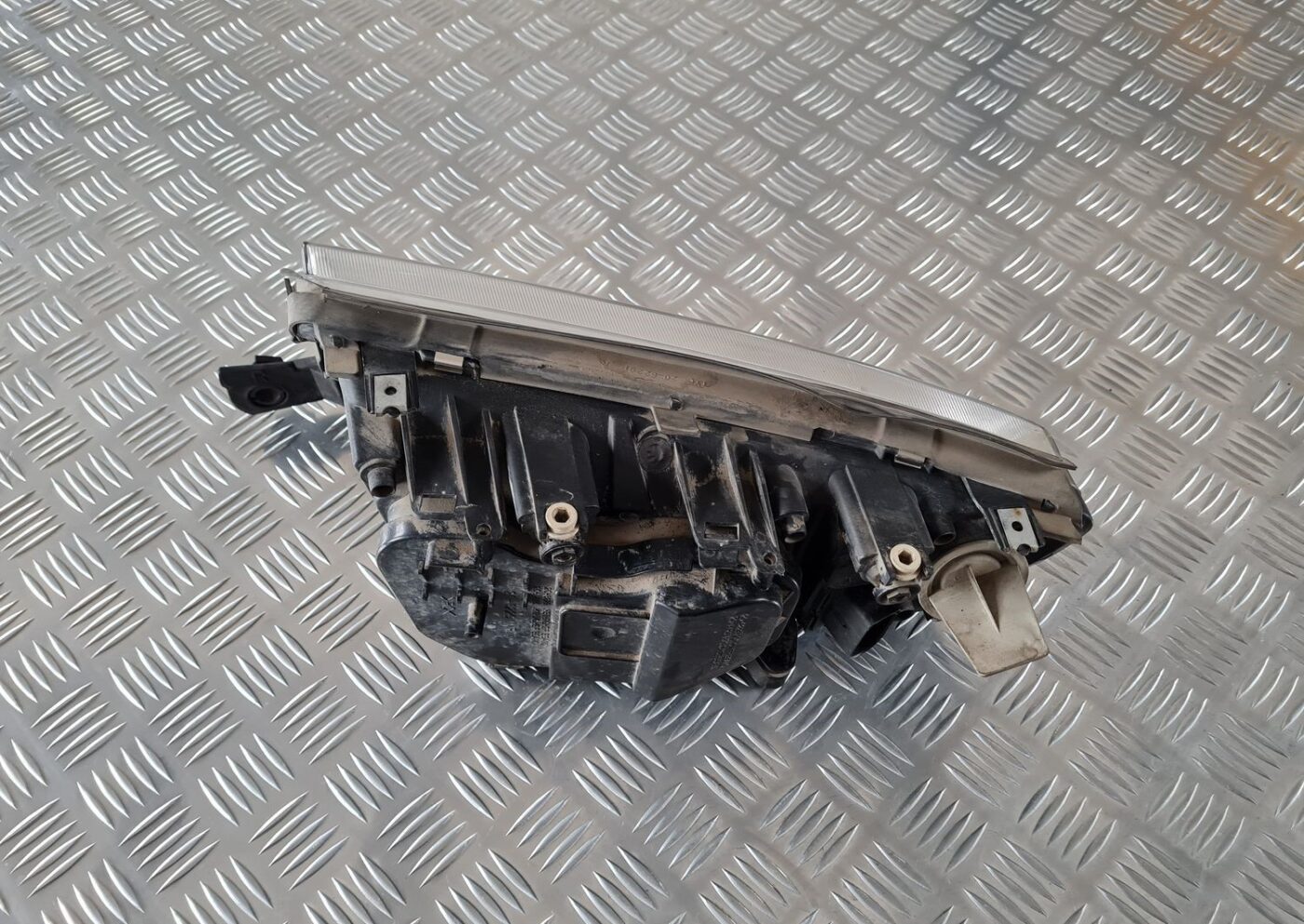 Priekšējais labais lukturis priekš ŠKODA FABIA 2003