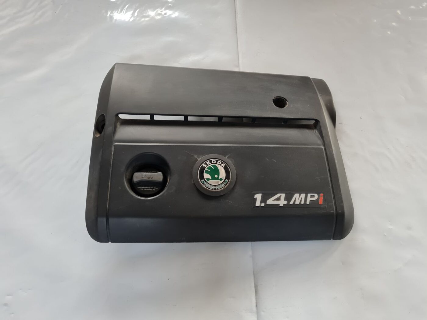 Dzinēja dekoratīvais vāks priekš ŠKODA FABIA 2003 1 Dzinēja dekoratīvais vāks priekš ŠKODA FABIA 2003