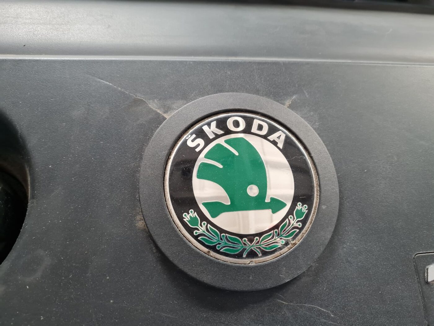 Dzinēja dekoratīvais vāks priekš ŠKODA FABIA 2003 2 Dzinēja dekoratīvais vāks priekš ŠKODA FABIA 2003