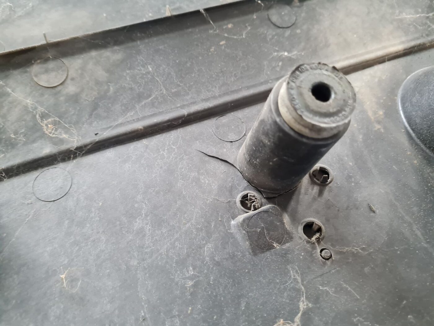 Dzinēja dekoratīvais vāks priekš ŠKODA FABIA 2003 3 Dzinēja dekoratīvais vāks priekš ŠKODA FABIA 2003