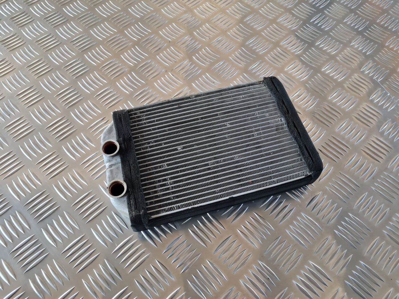 Apsildes sistēmas radiators priekš AUDI A6 1998 1 Apsildes sistēmas radiators priekš AUDI A6 1998