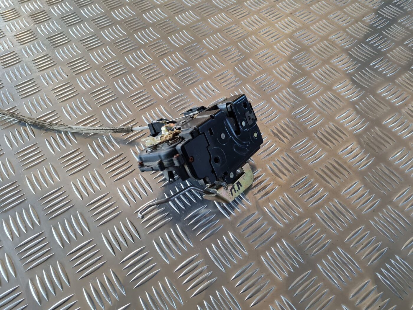 Priekšējo kreiso durvju slēdzene priekš AUDI A6 1998 4 Priekšējo kreiso durvju slēdzene priekš AUDI A6 1998