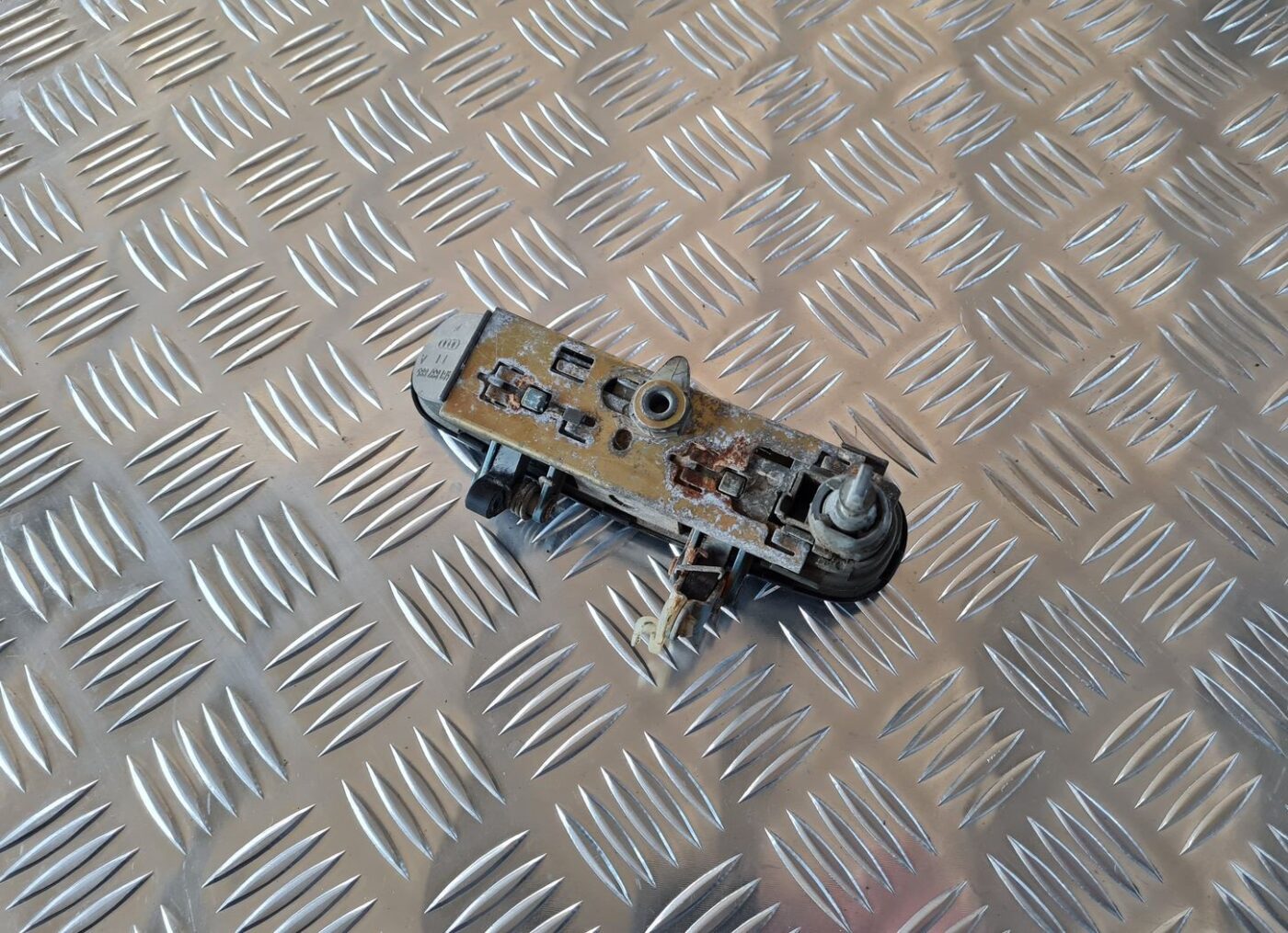 Priekšējāis kreisais durvju rokturis priekš AUDI A6 1998